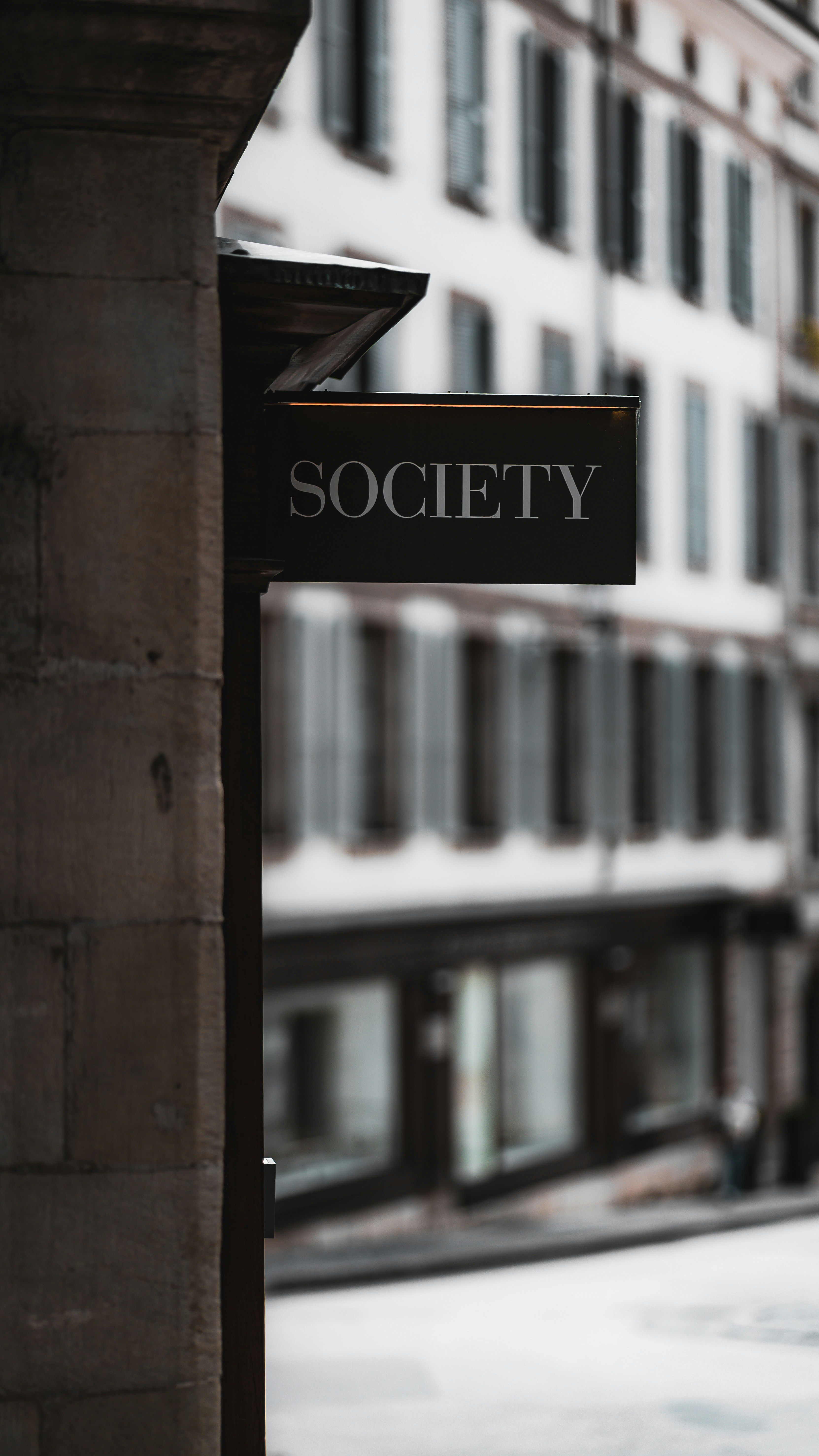 Un panneau de rue sur un poteau devant un bâtiment