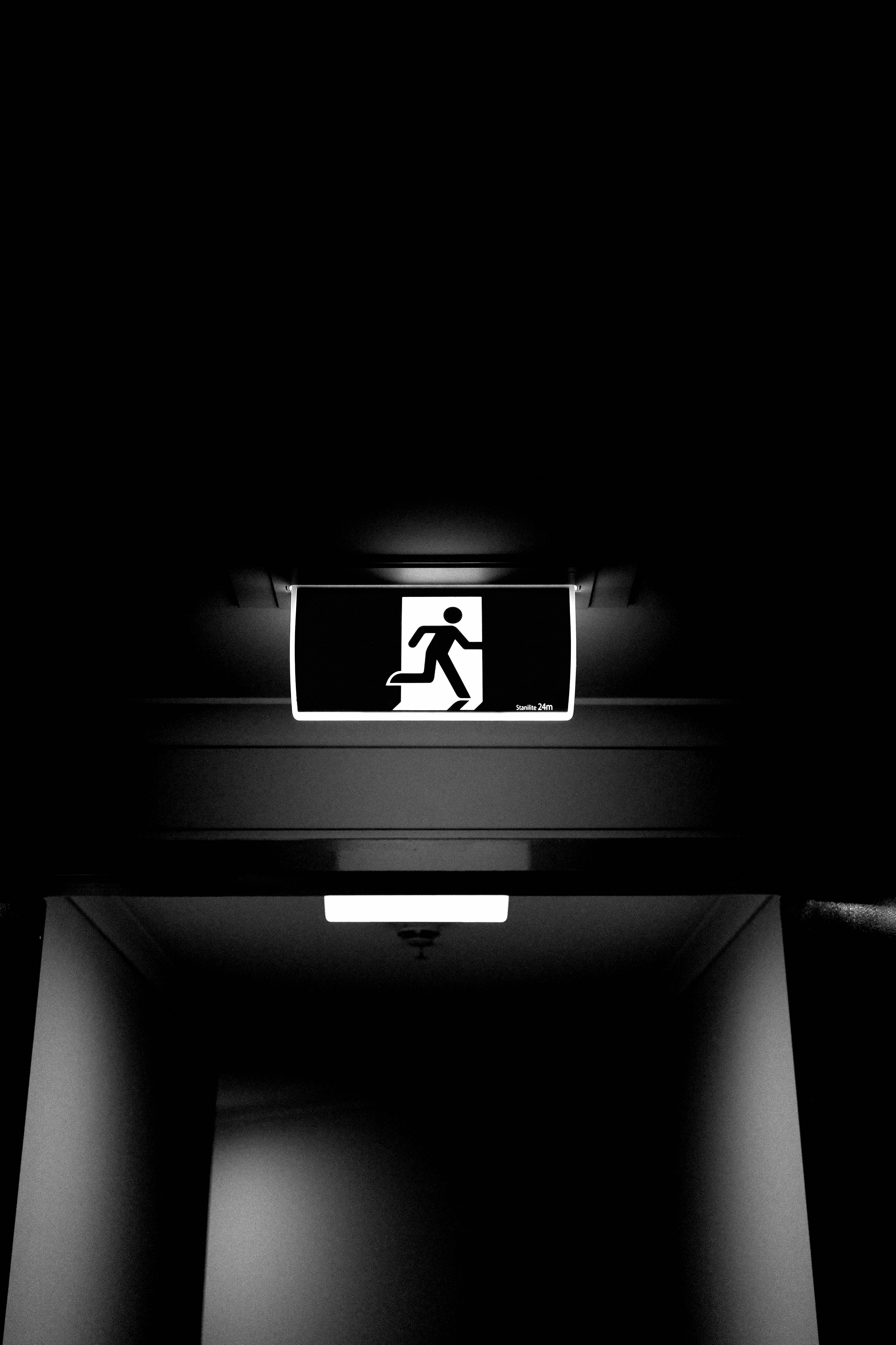 Un uomo sta camminando lungo un corridoio buio