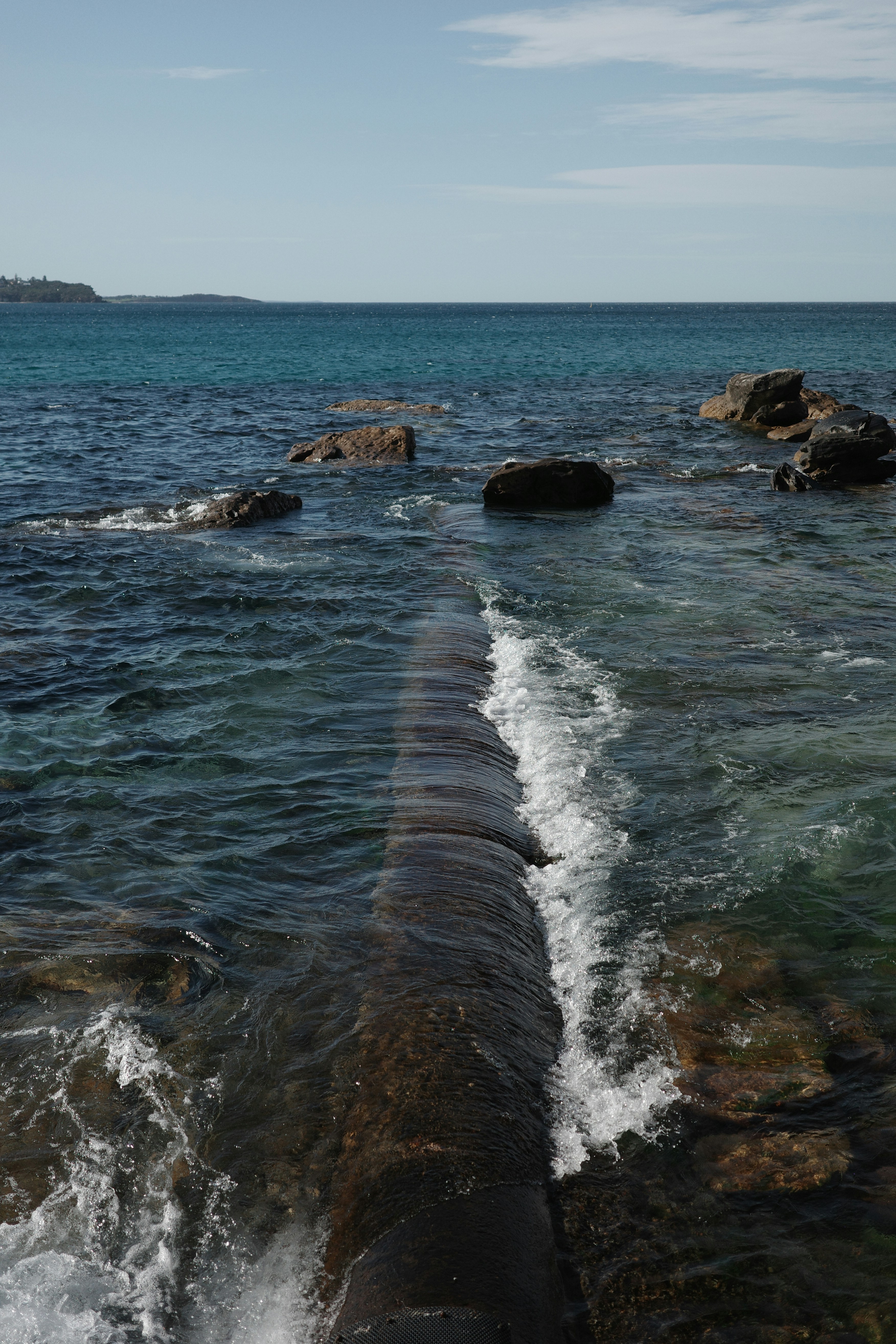 Un grosso tubo che sporge dall'acqua