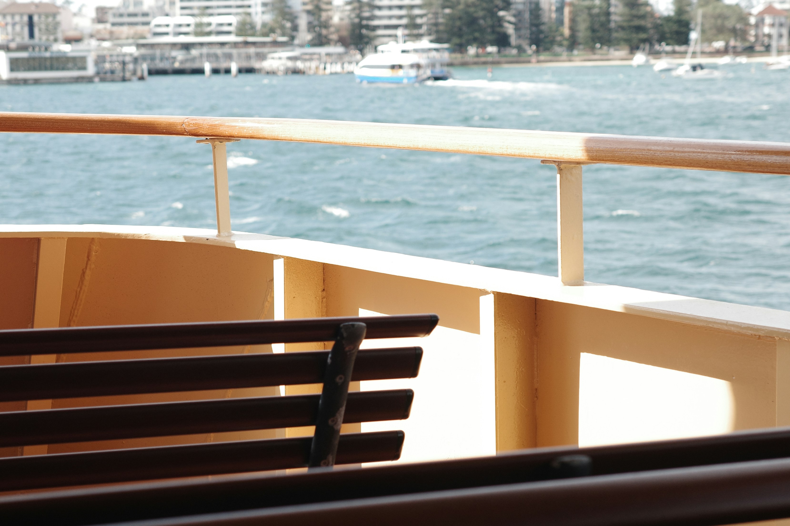 Una panca di legno seduta sul lato di una barca