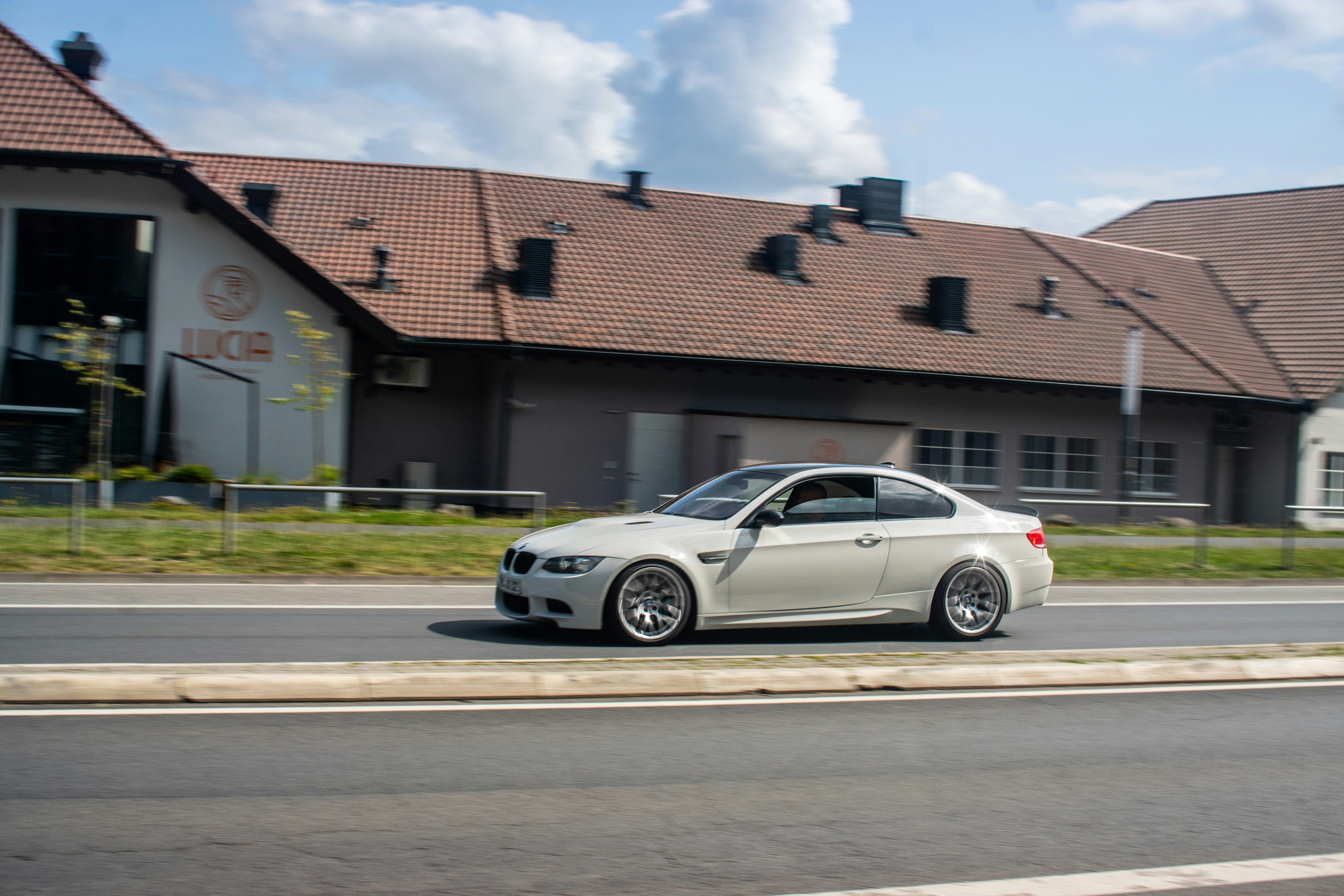 Ein weißes Auto, das am Straßenrand geparkt ist