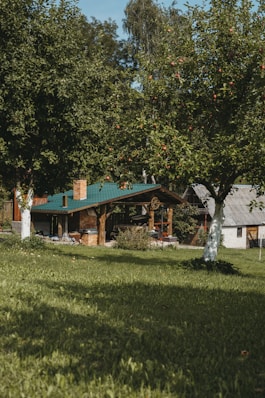 A house in the middle of a grassy field