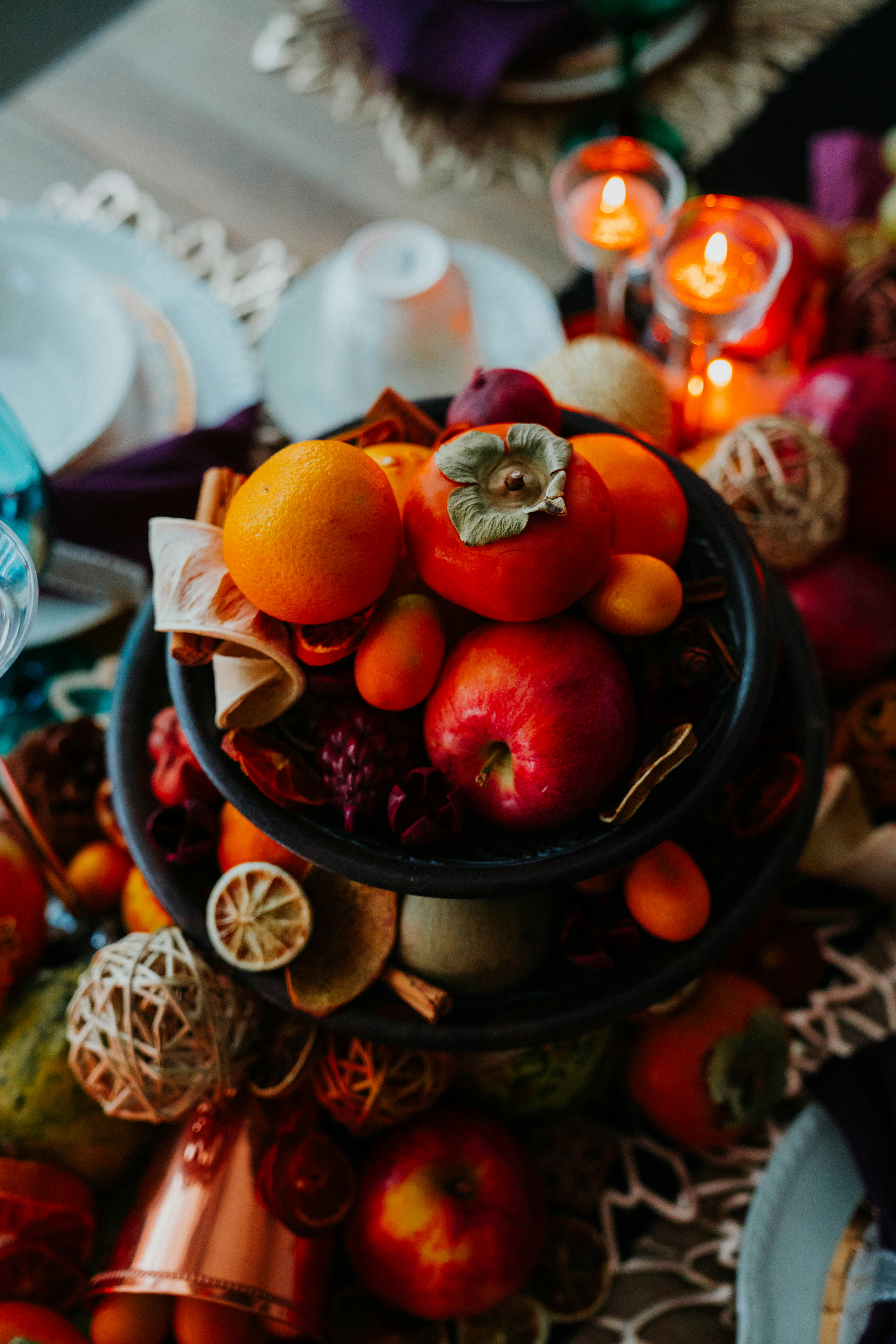 과일로 가득 찬 접시와 그릇이 놓인 테이블