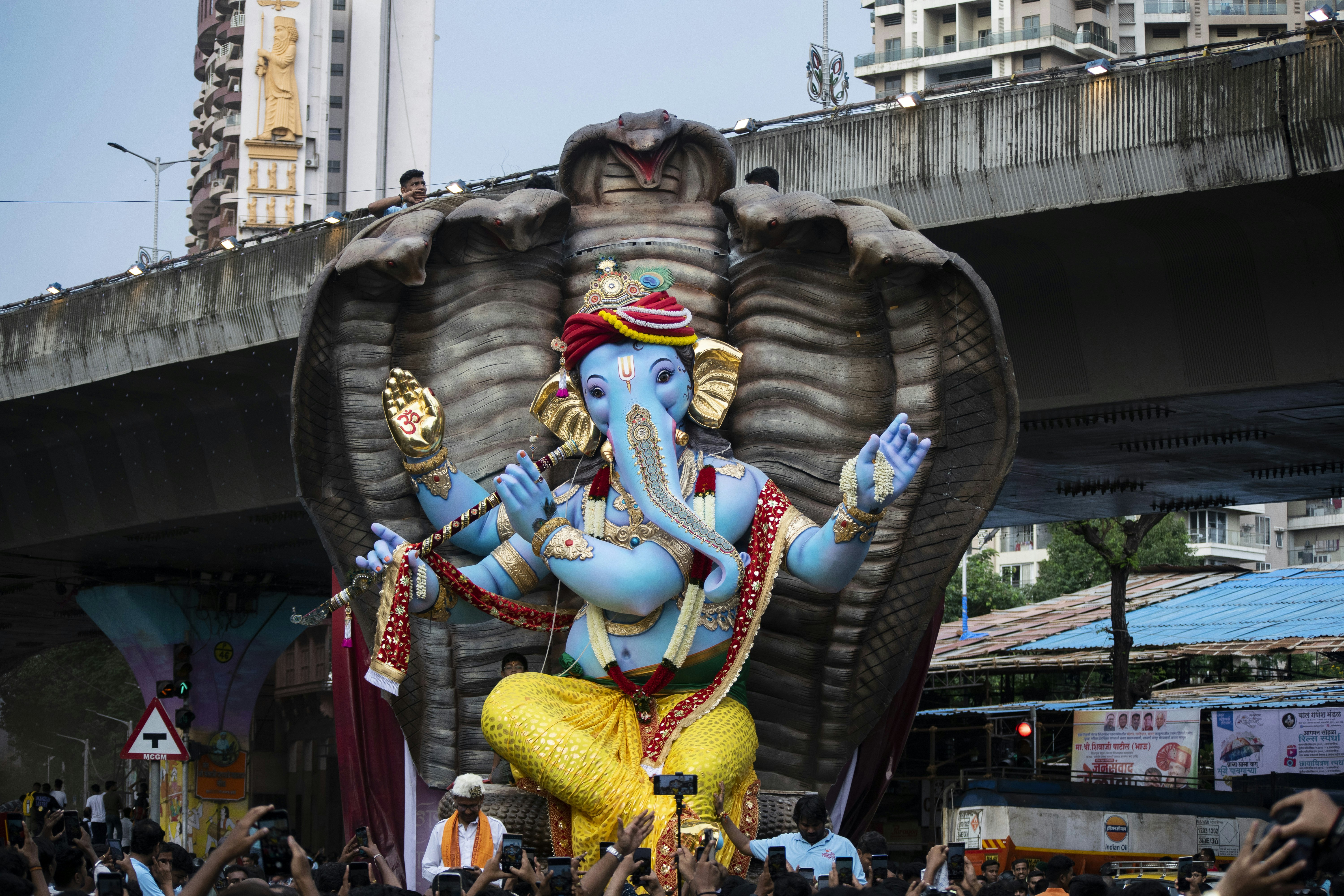 Eine große Statue eines Elefanten mitten auf der Straße