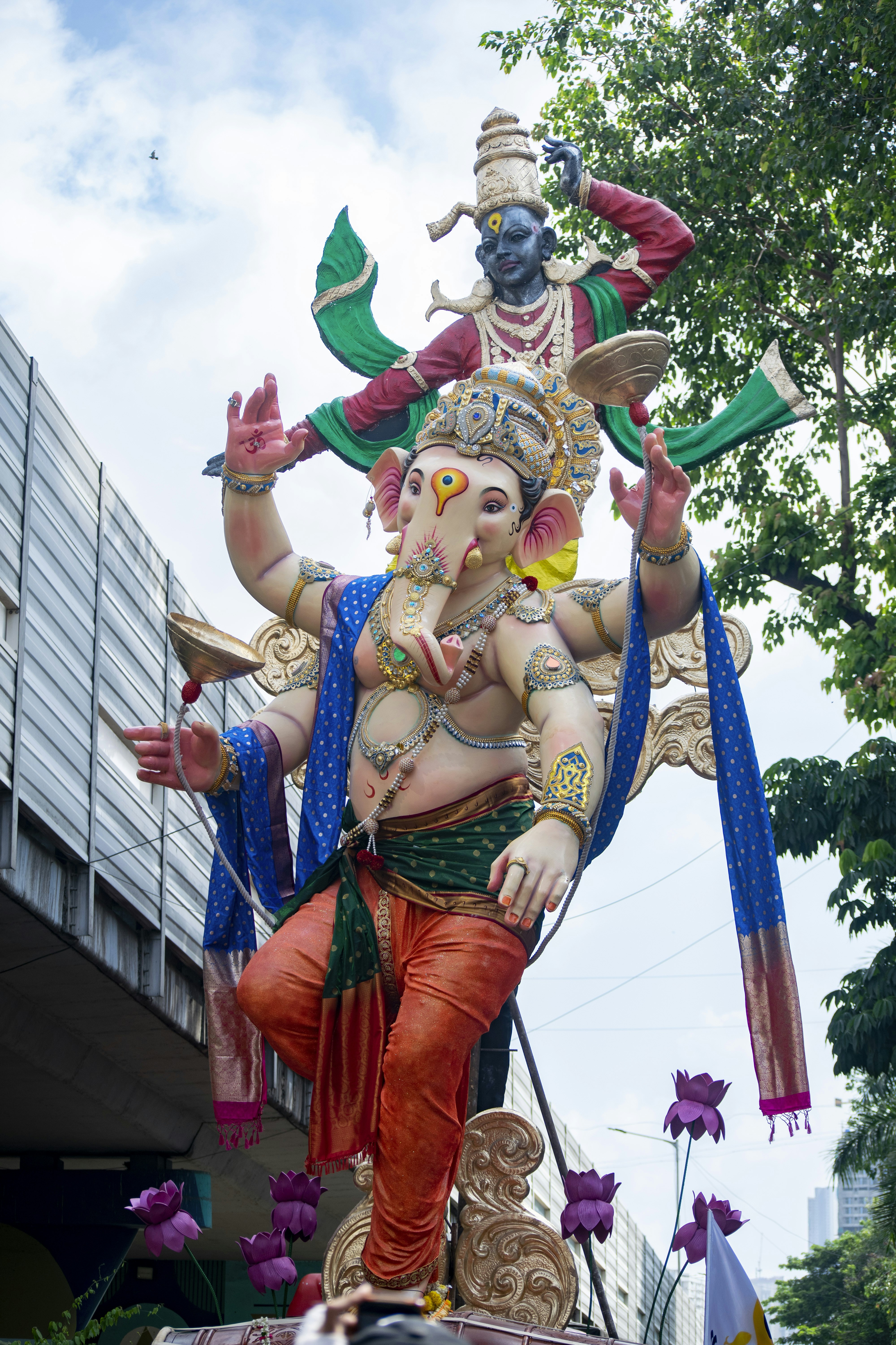 Eine große Statue eines Hindu-Gottes bei einer Parade