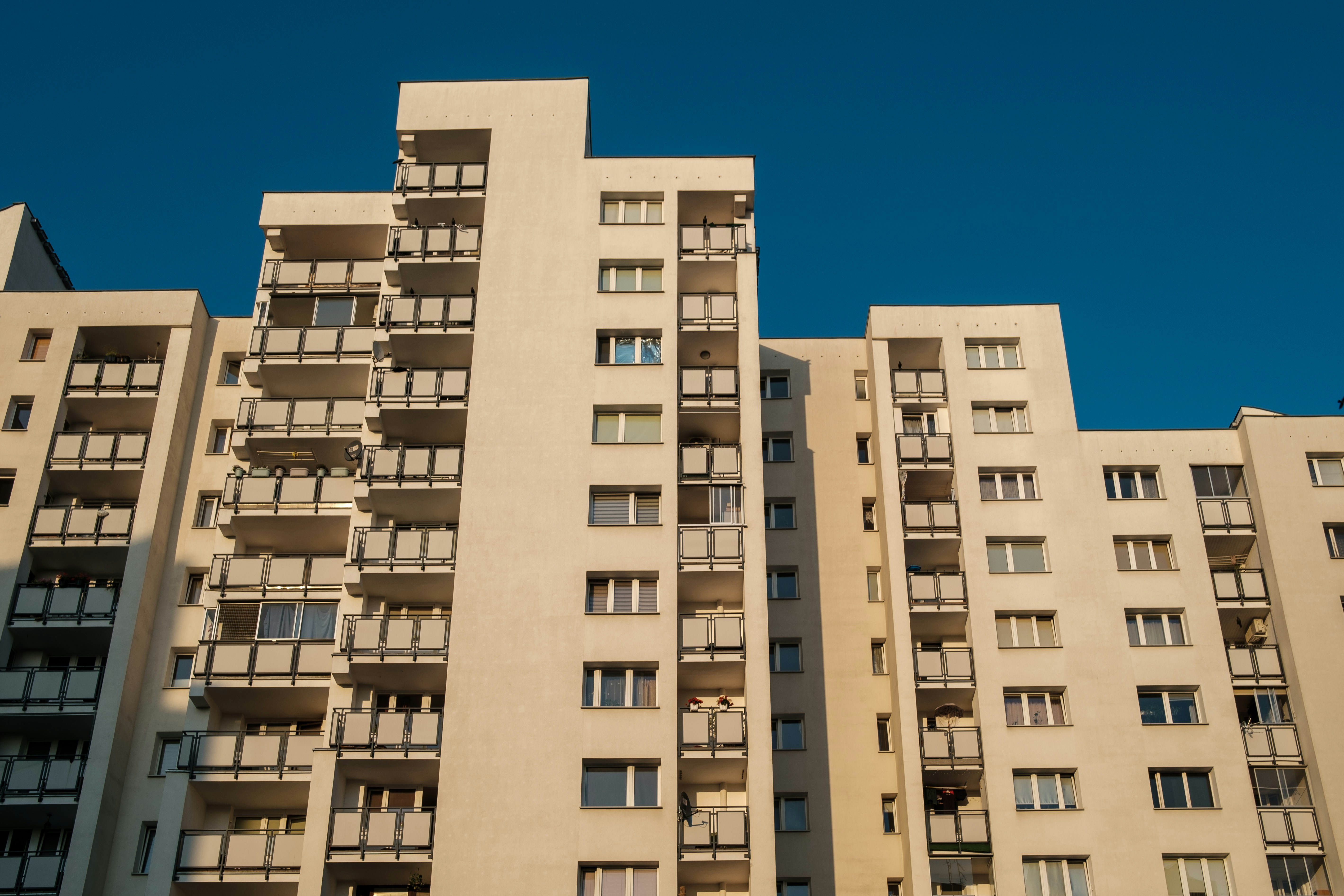 A tall building with balconies and balconies on it