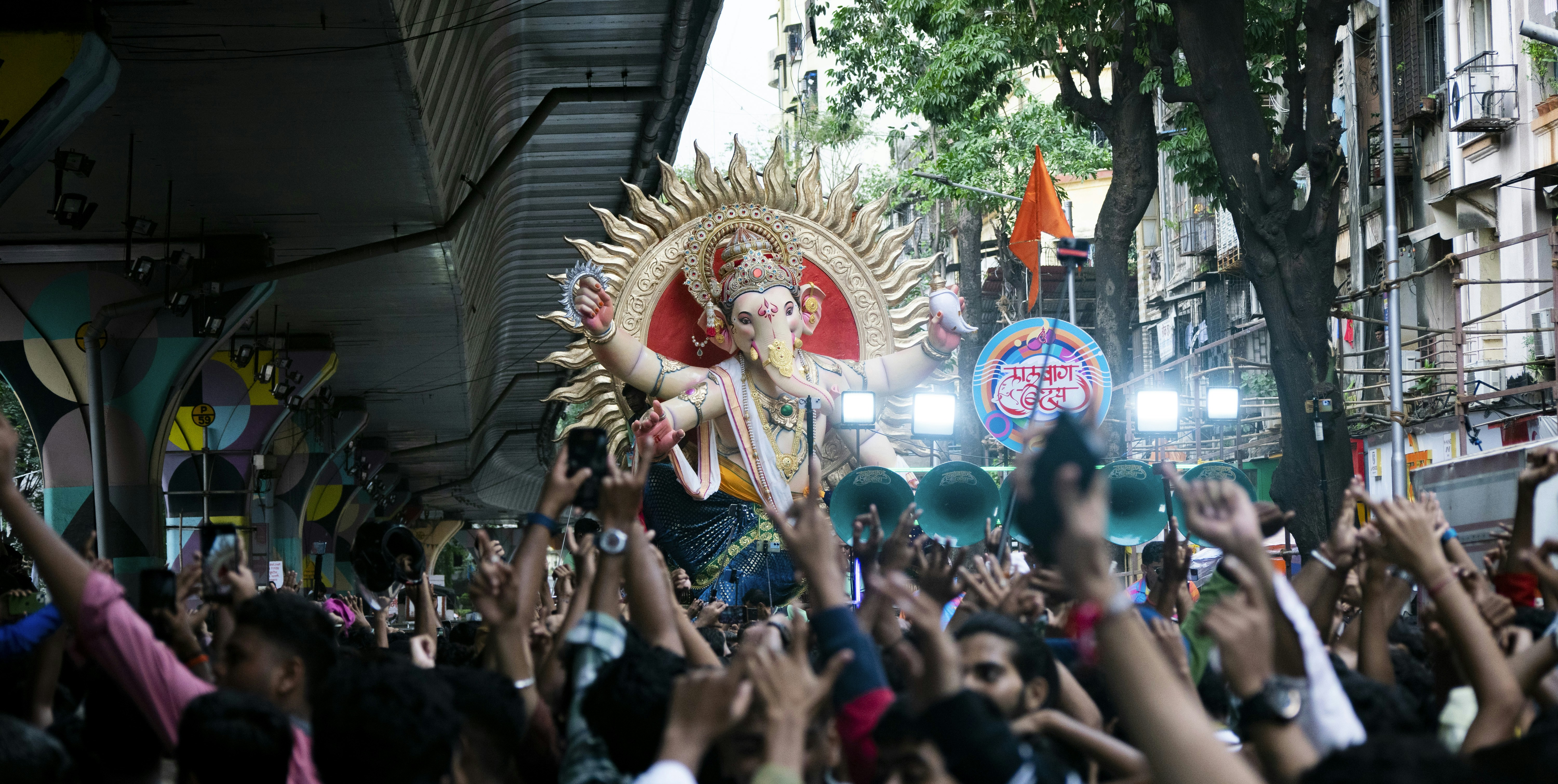 Eine große Menschenmenge steht vor einem Gebäude
