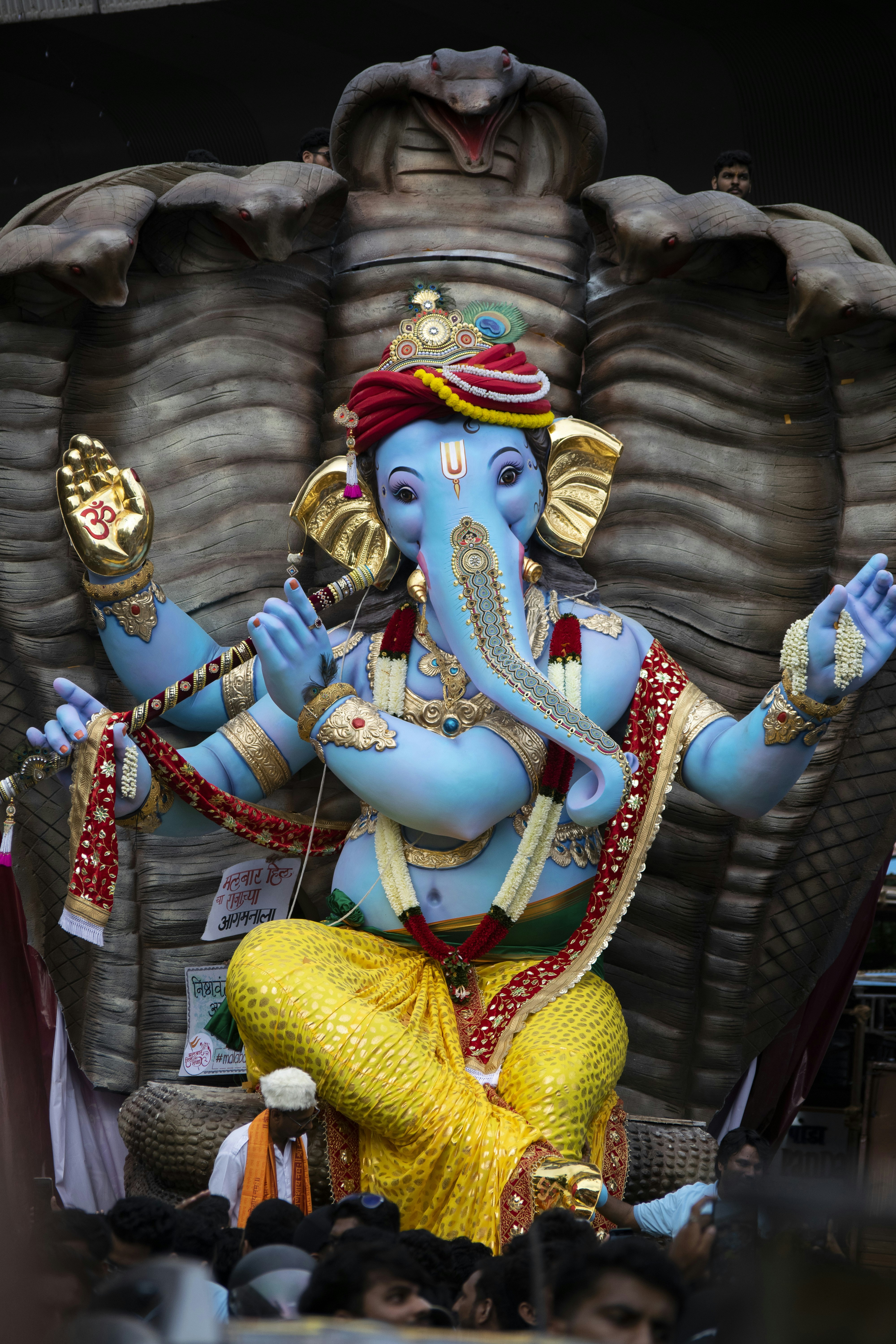 Eine Statue eines Elefanten mit einem Mann, der darauf sitzt