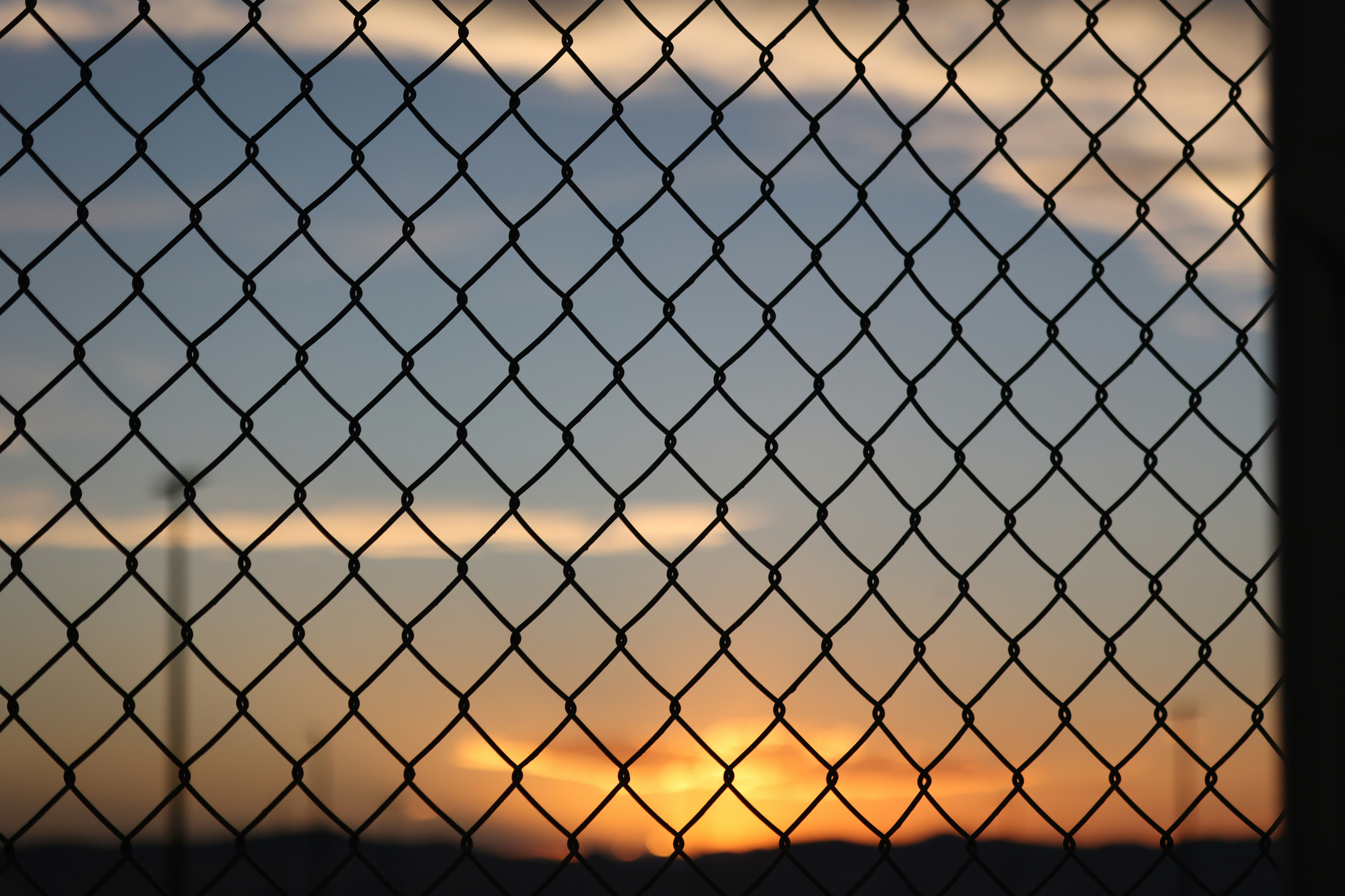 체인 링크 울타리를 통해 보이는 일몰 전망 사진 – Unsplash의 무료 해질녘 이미지