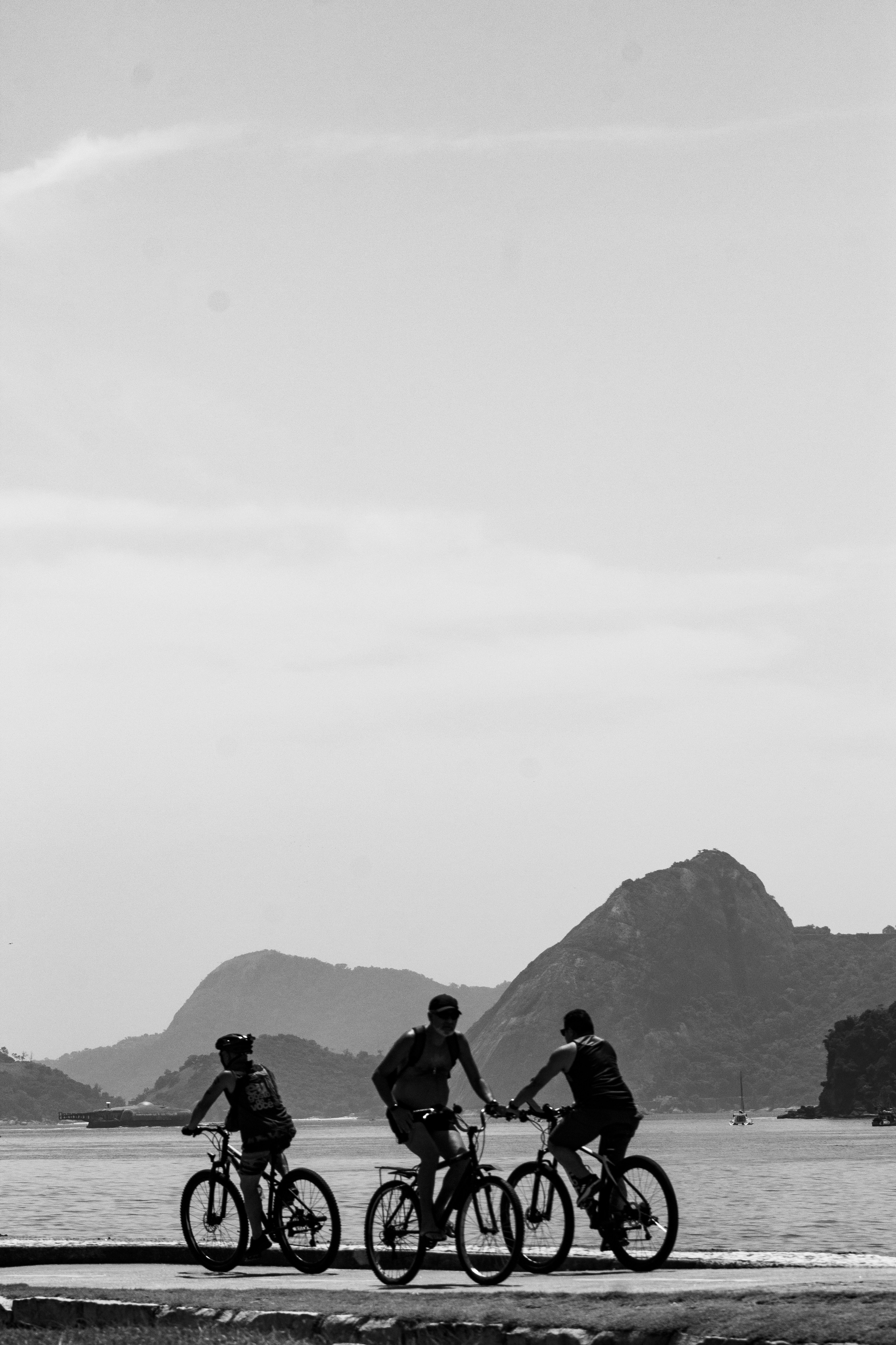 Un grupo de personas montando en bicicleta en una playa