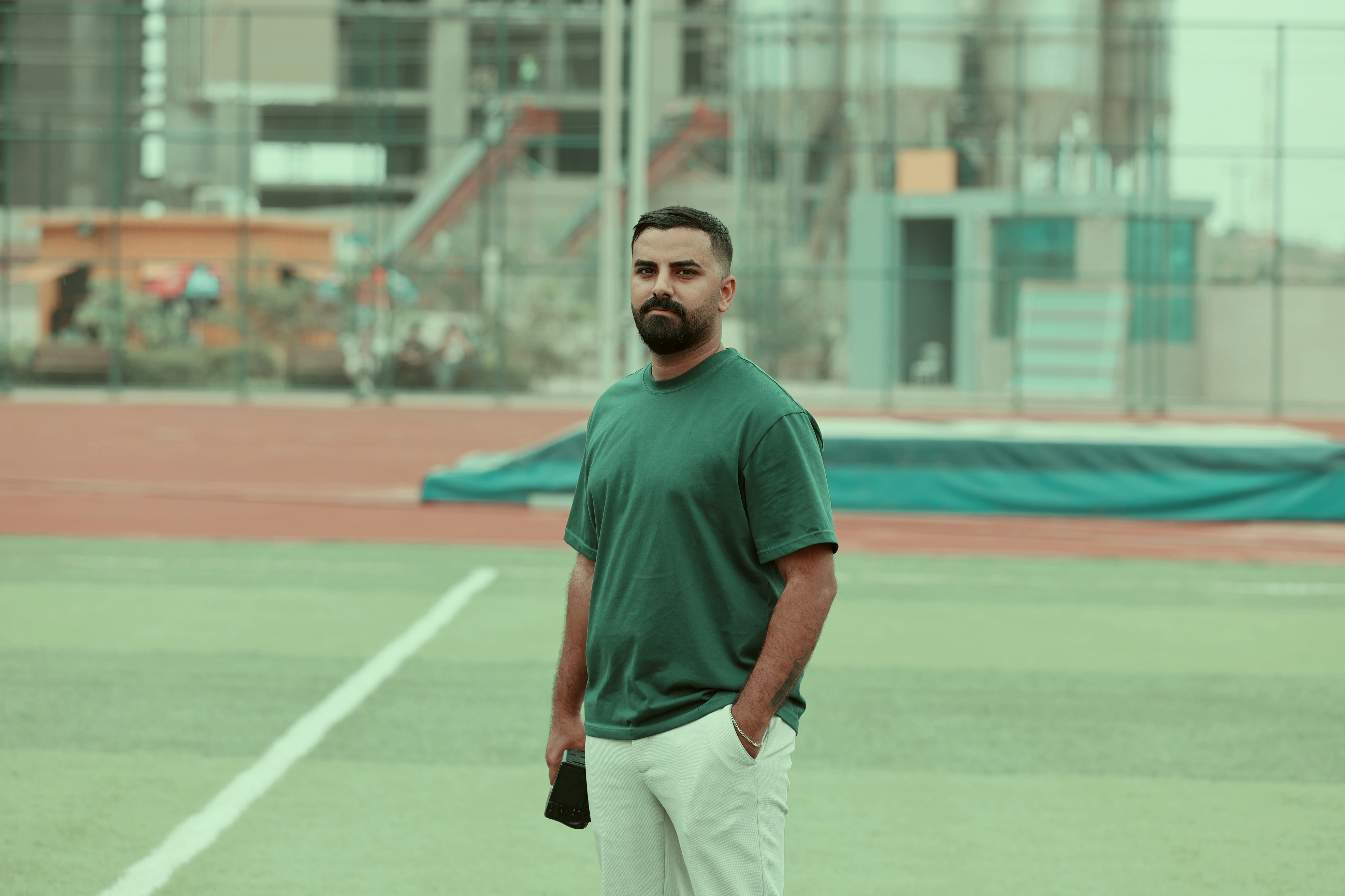 Entrenador ajustando una pizarra táctica antes del partido