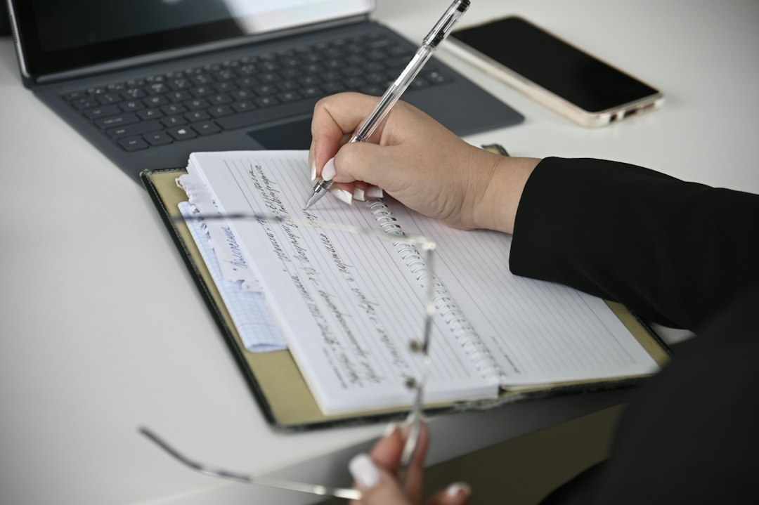 Abogado laboral revisando registros salariales y hojas de horas Abogado laboral revisando registros salariales y hojas de horas