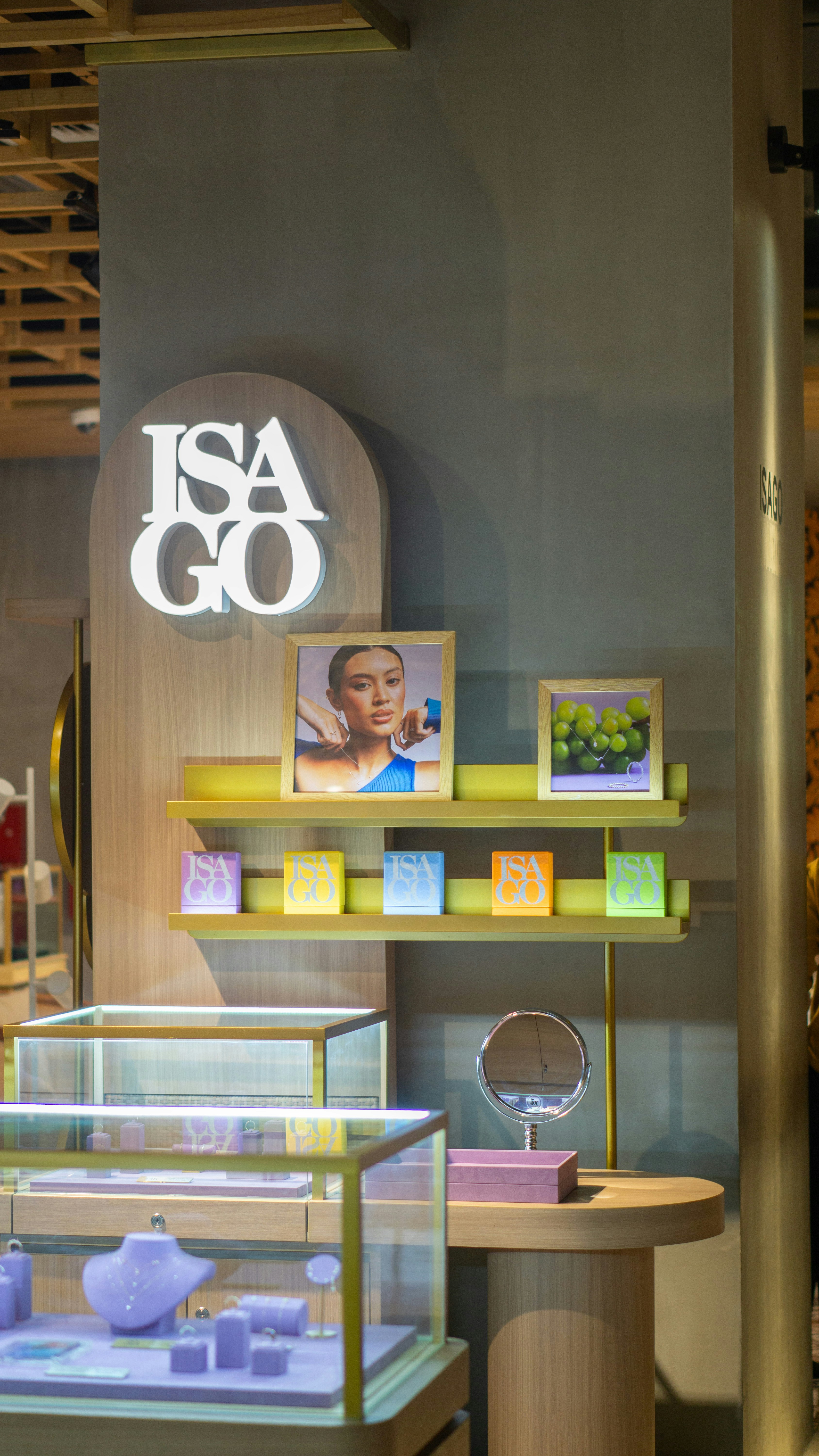 Designing Memorable Micro‑Gift Booths: Lighting, Flow, and Checkout for Sold‑Out Nights (2026 Guide)