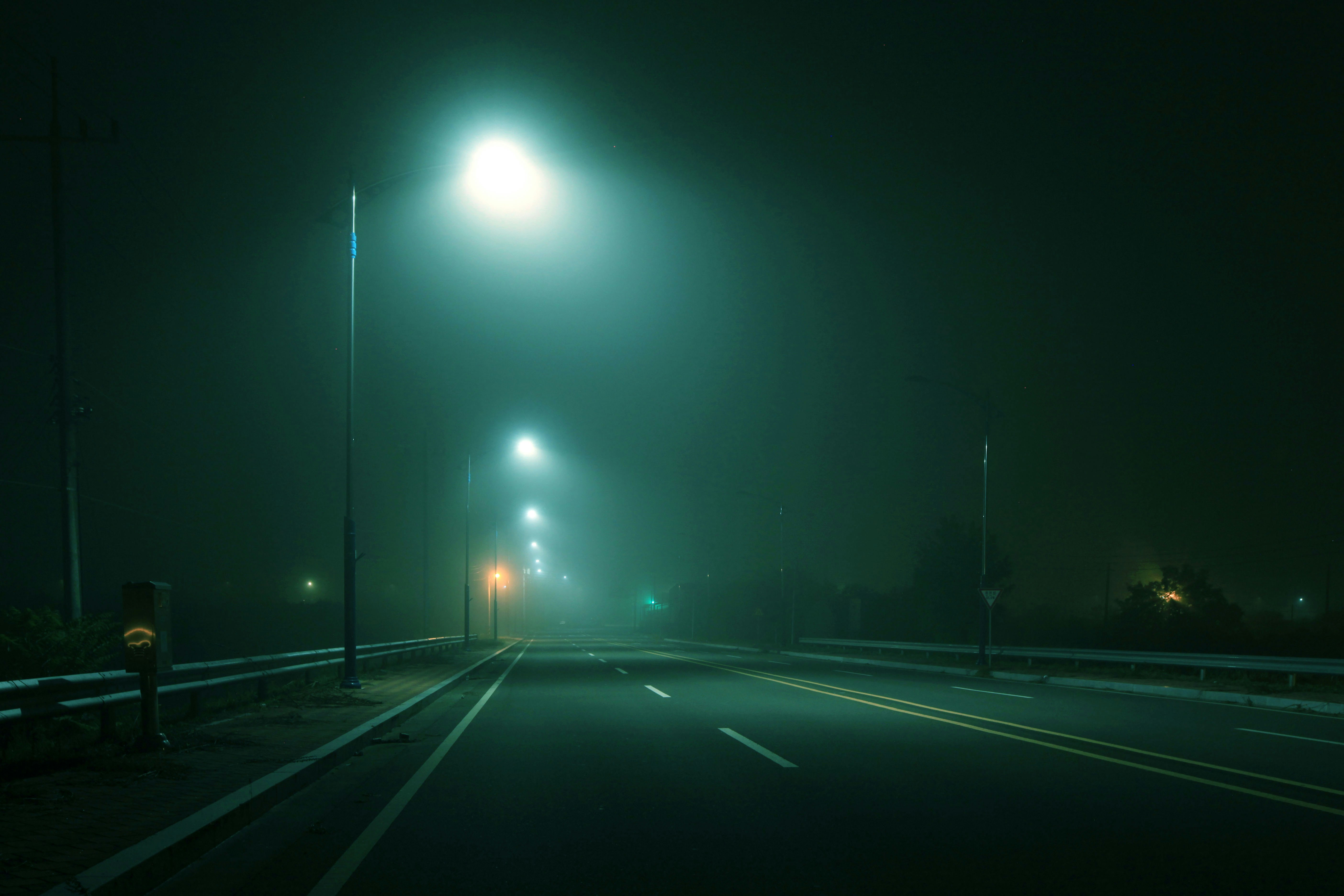 가로등이 있는 밤의 안개 낀 거리 사진 – Unsplash의 무료 이미지, image size:3000x2000