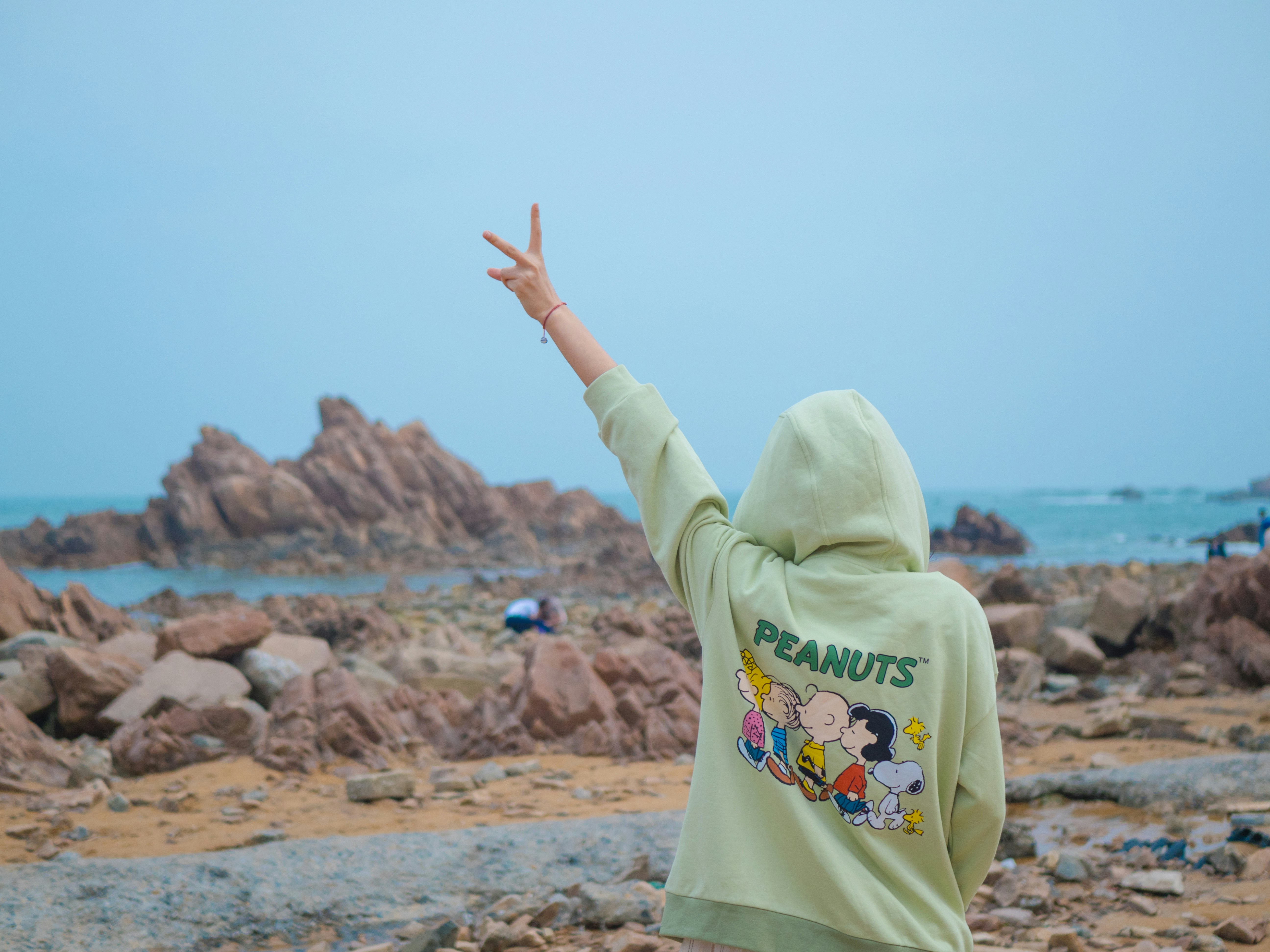 photo-1725003653968-37fa69551d98?ixid=M3wxMjA3fDB8MXxzZWFyY2h8Mnx8YW11c2luZyUyMHRyYXZlbCUyMGhvb2RpZXN8ZW58MHx8fHwxNzYzMjAyODQwfDA\u0026ixlib=rb-4.1.0