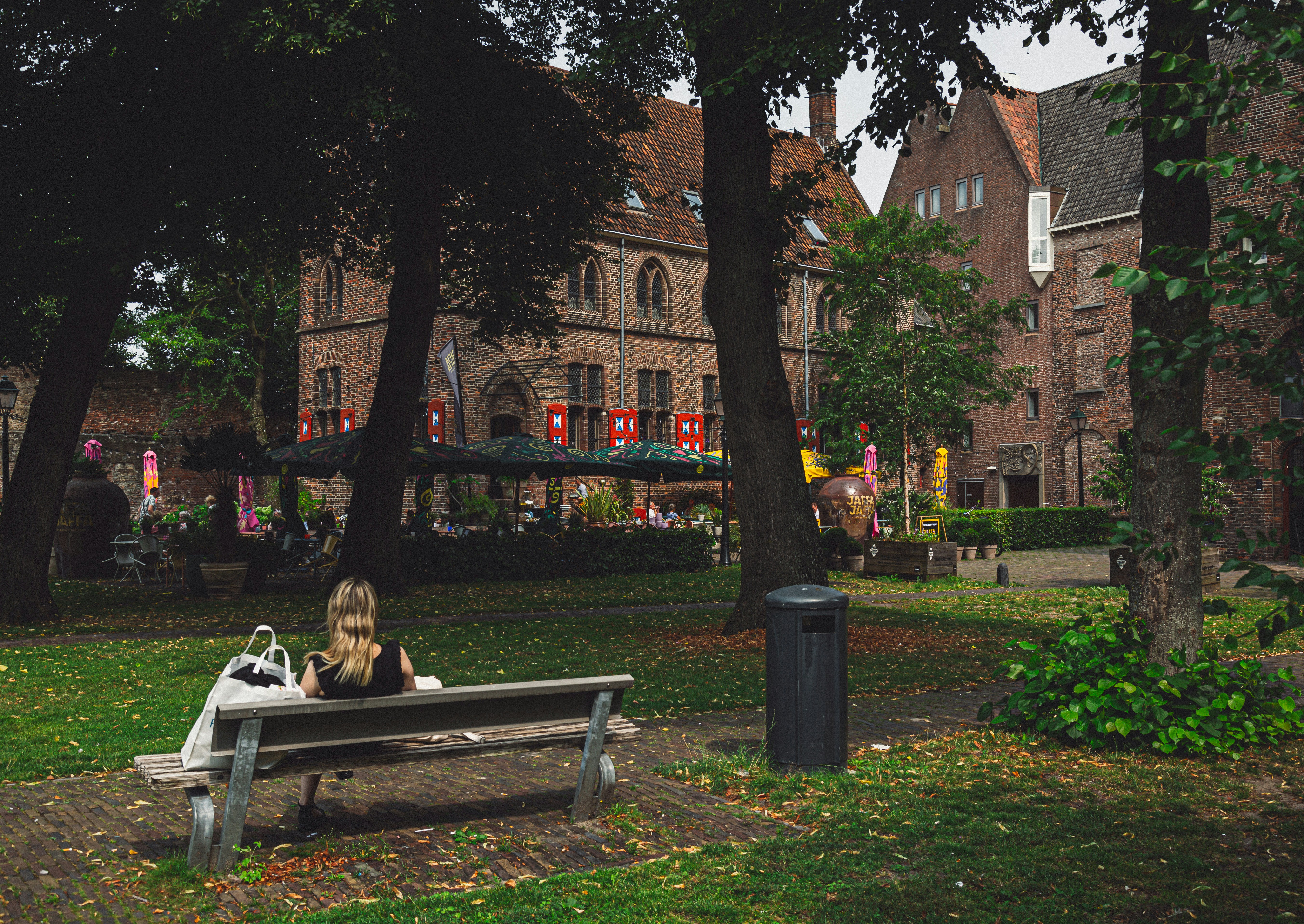 Uma pessoa sentada em um banco em um parque