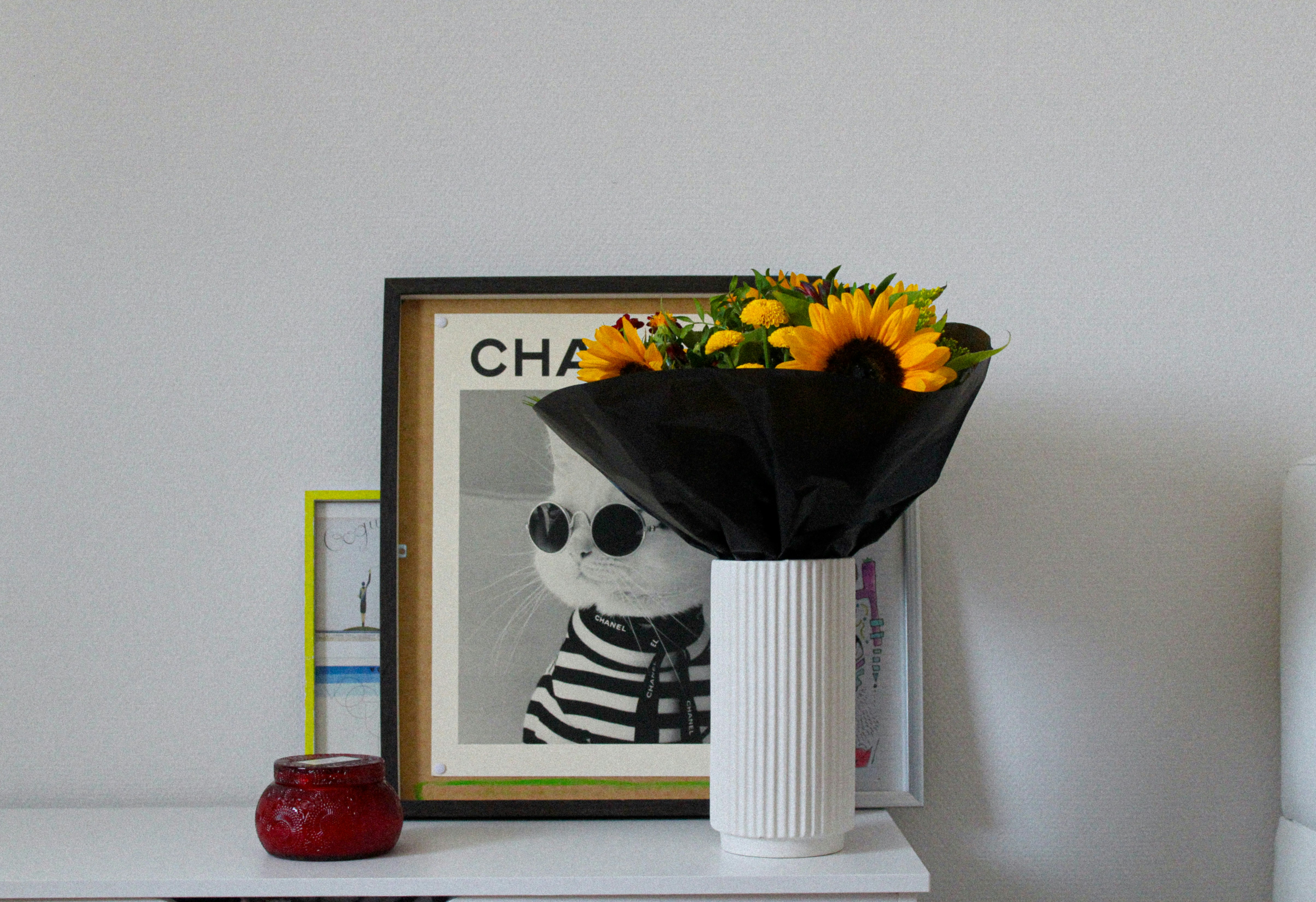 A picture of a vase with flowers on a table