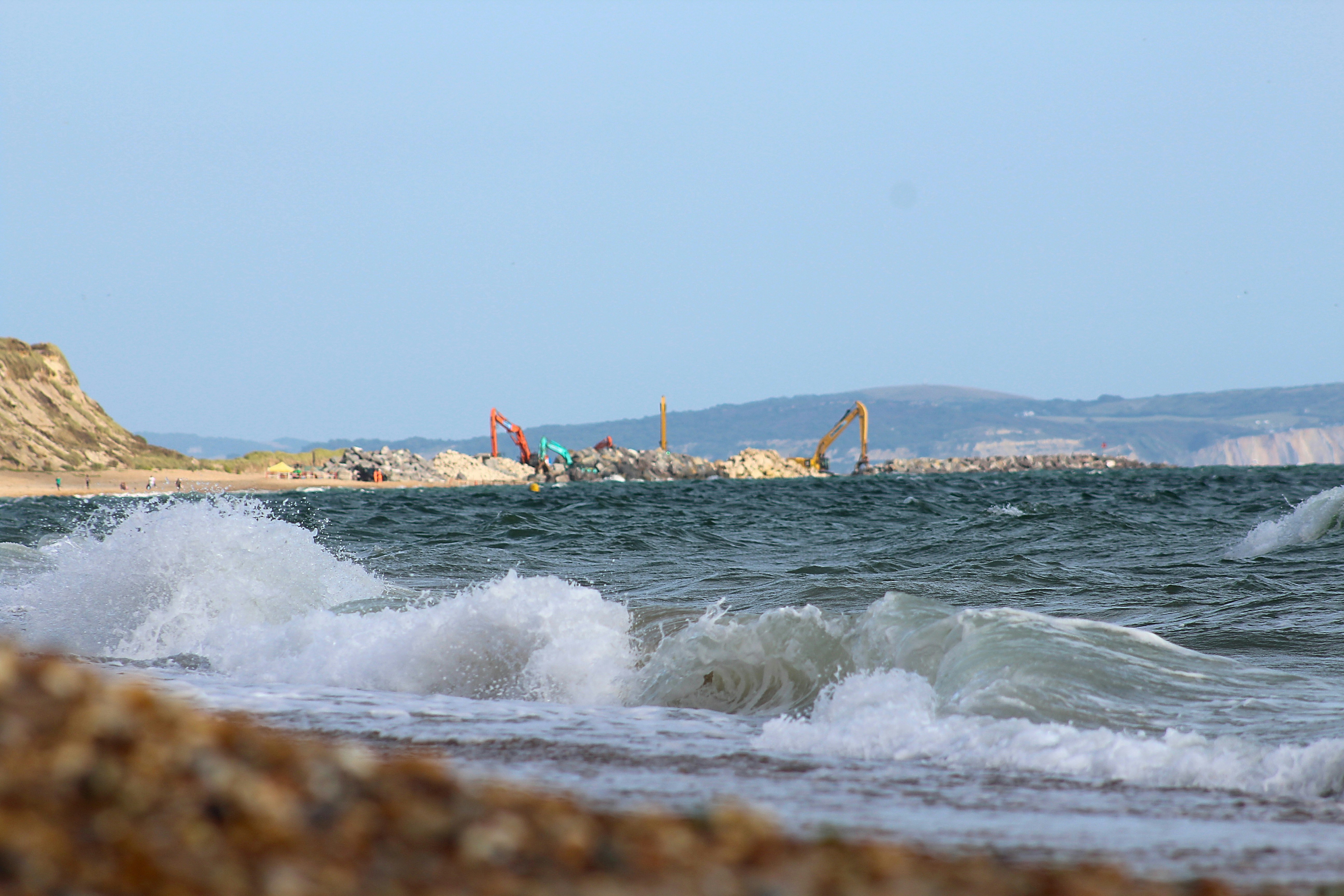 Una vista de una playa con las olas rompiendo en la orilla