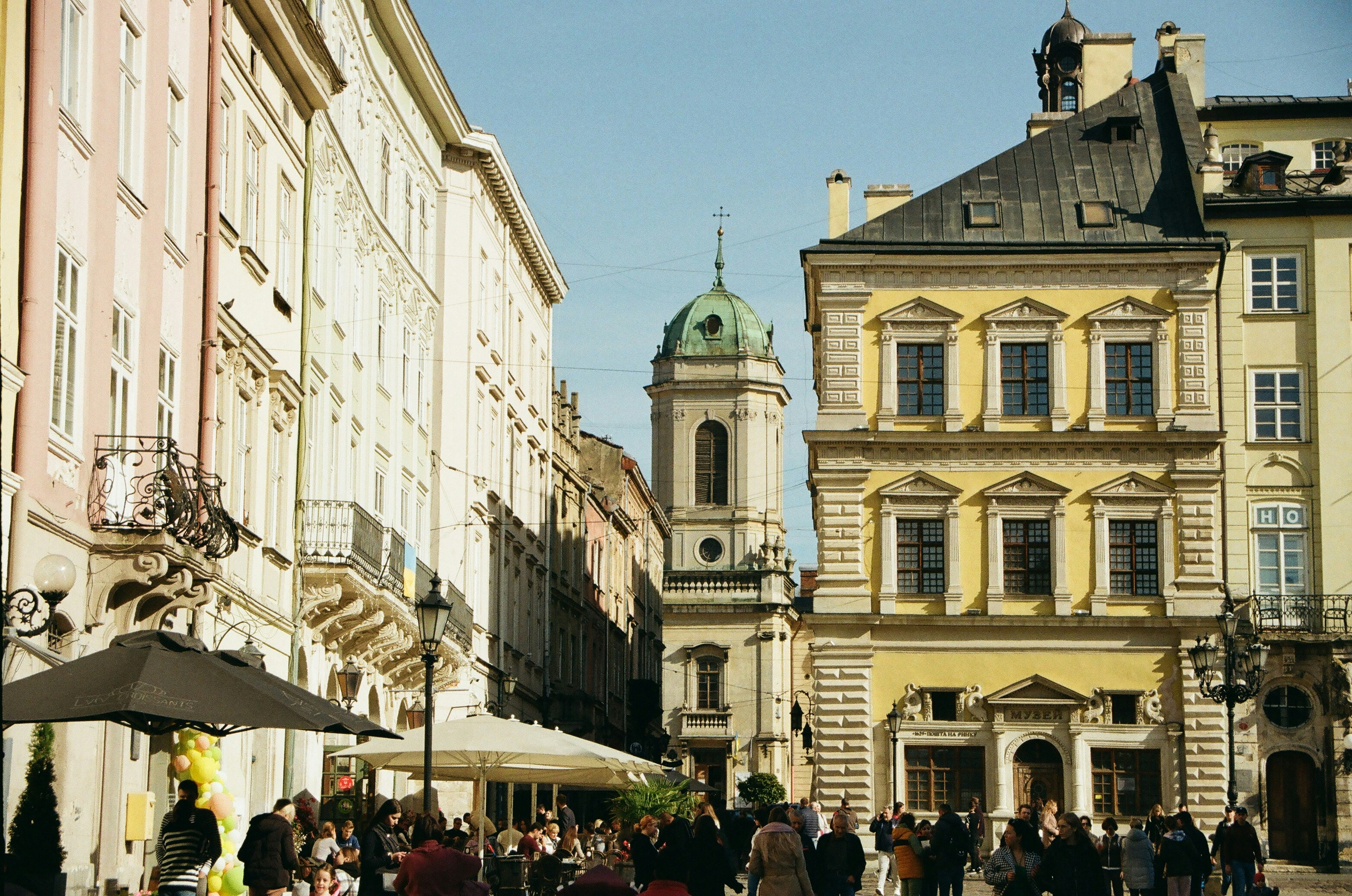 Eine Gruppe von Menschen geht eine Straße neben hohen Gebäuden entlang