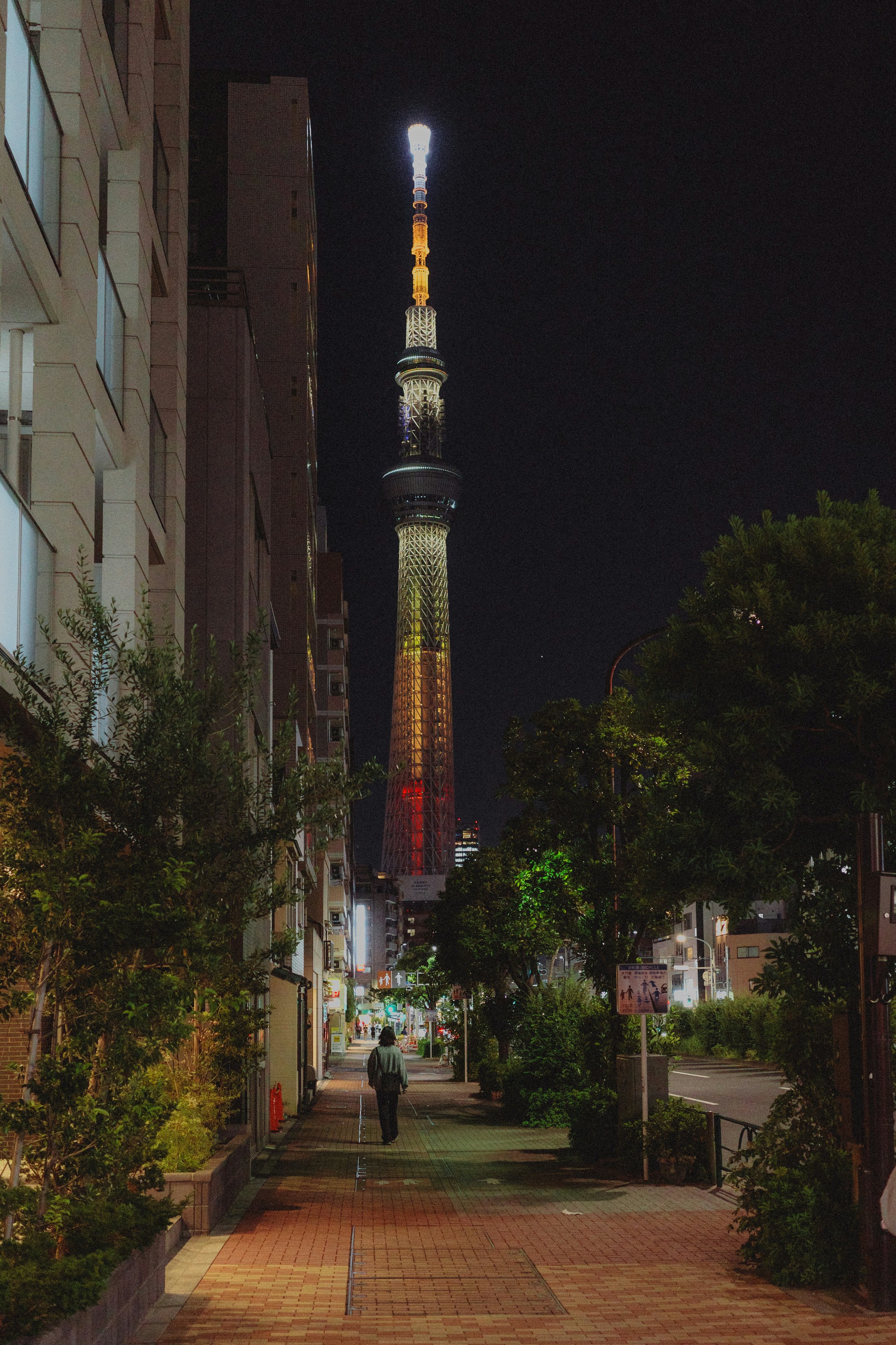 Un'alta torre che domina una città di notte