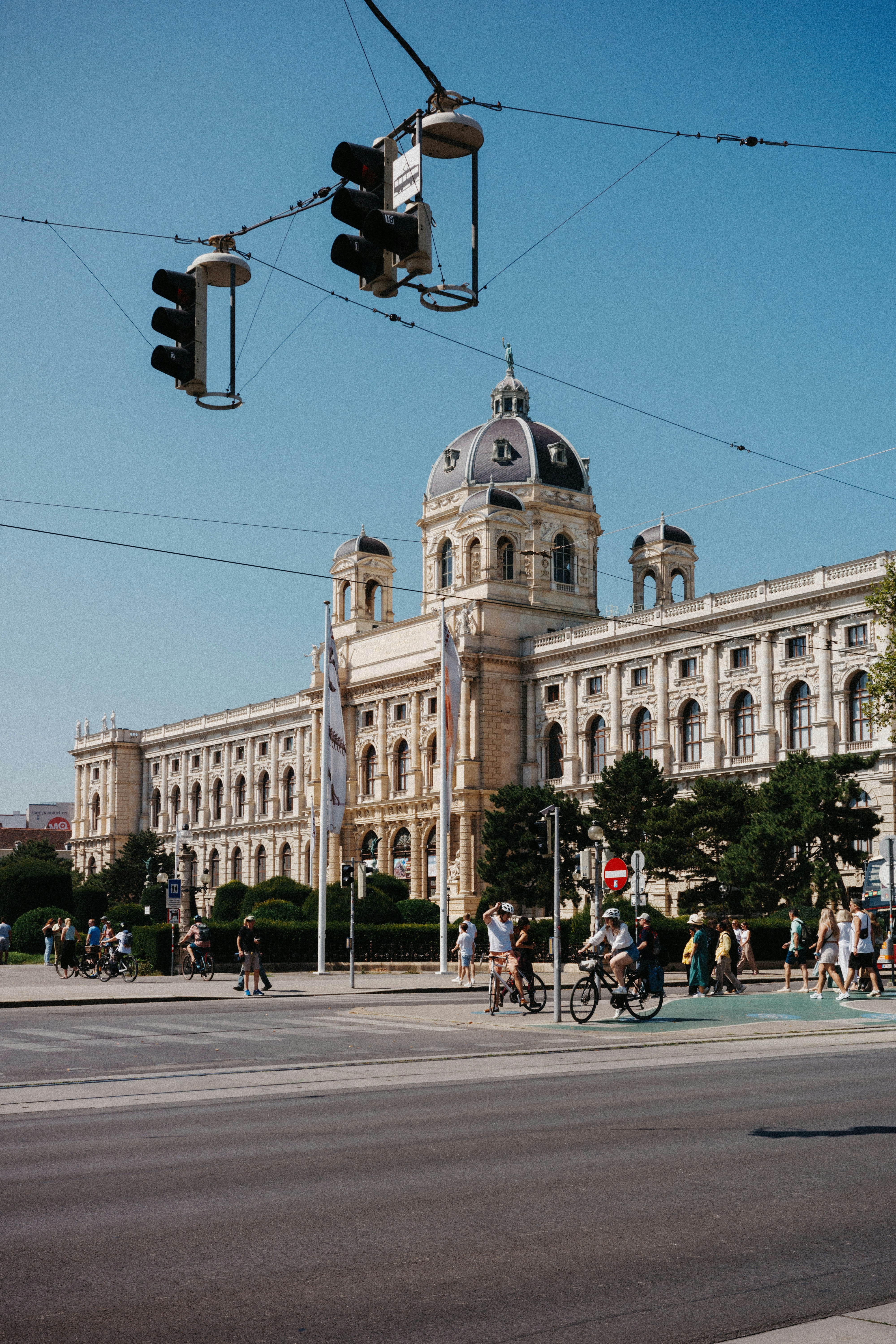 Un grande edificio con un sacco di gente che ci cammina intorno