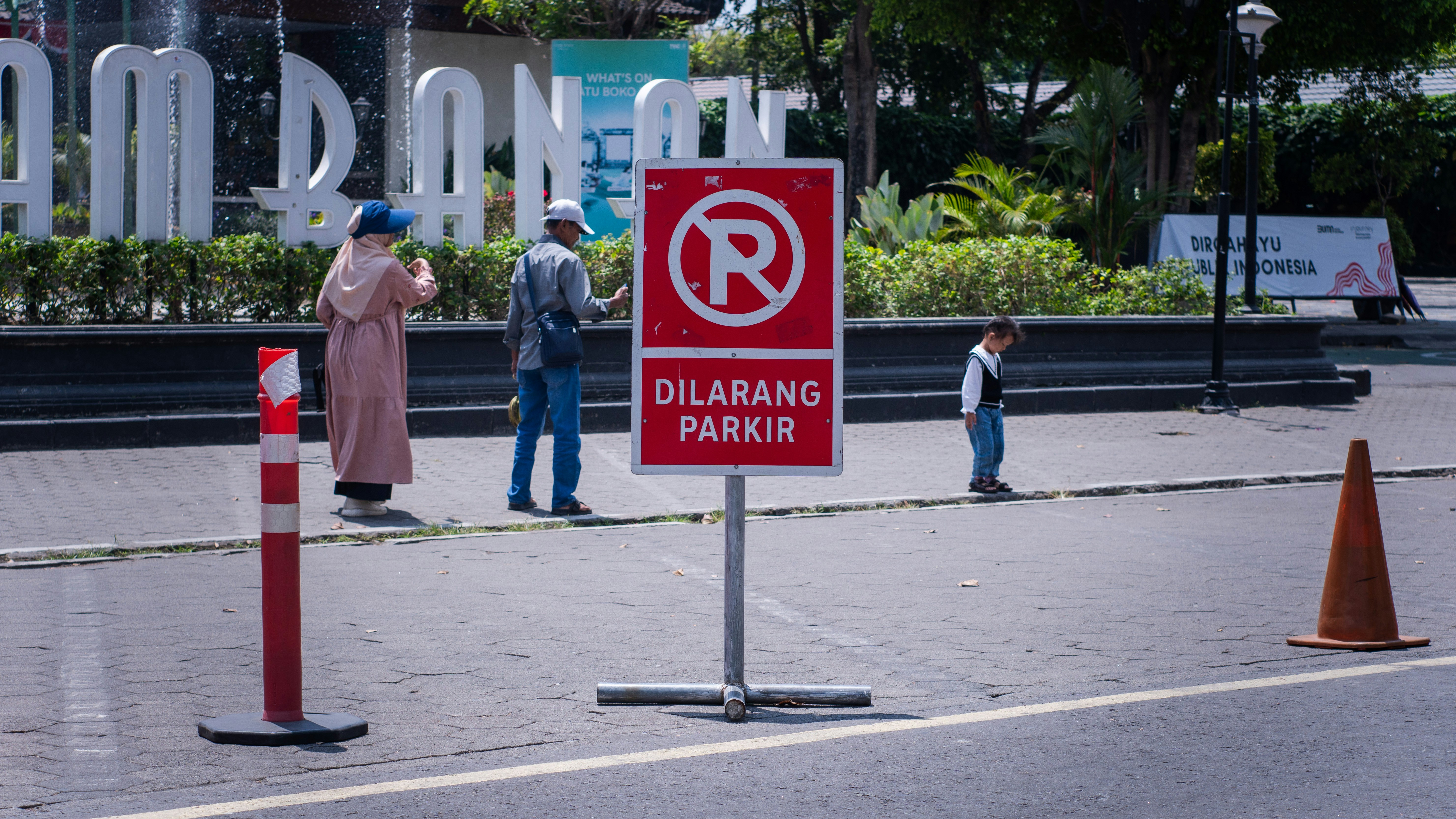 Sekelompok orang berdiri di sekitar tempat parkir