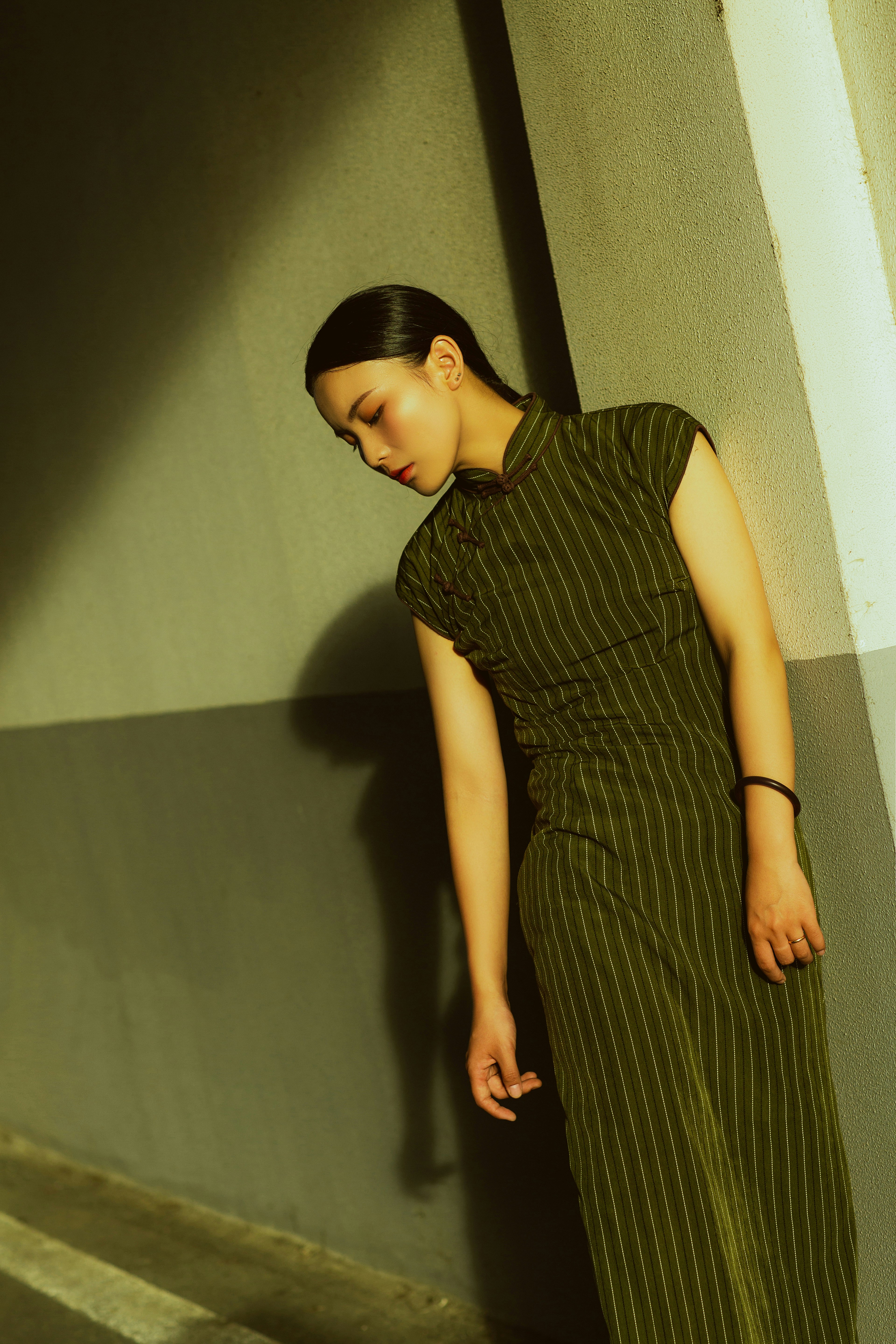 A woman leaning against a wall with her hand on her hip photo – Free ...
