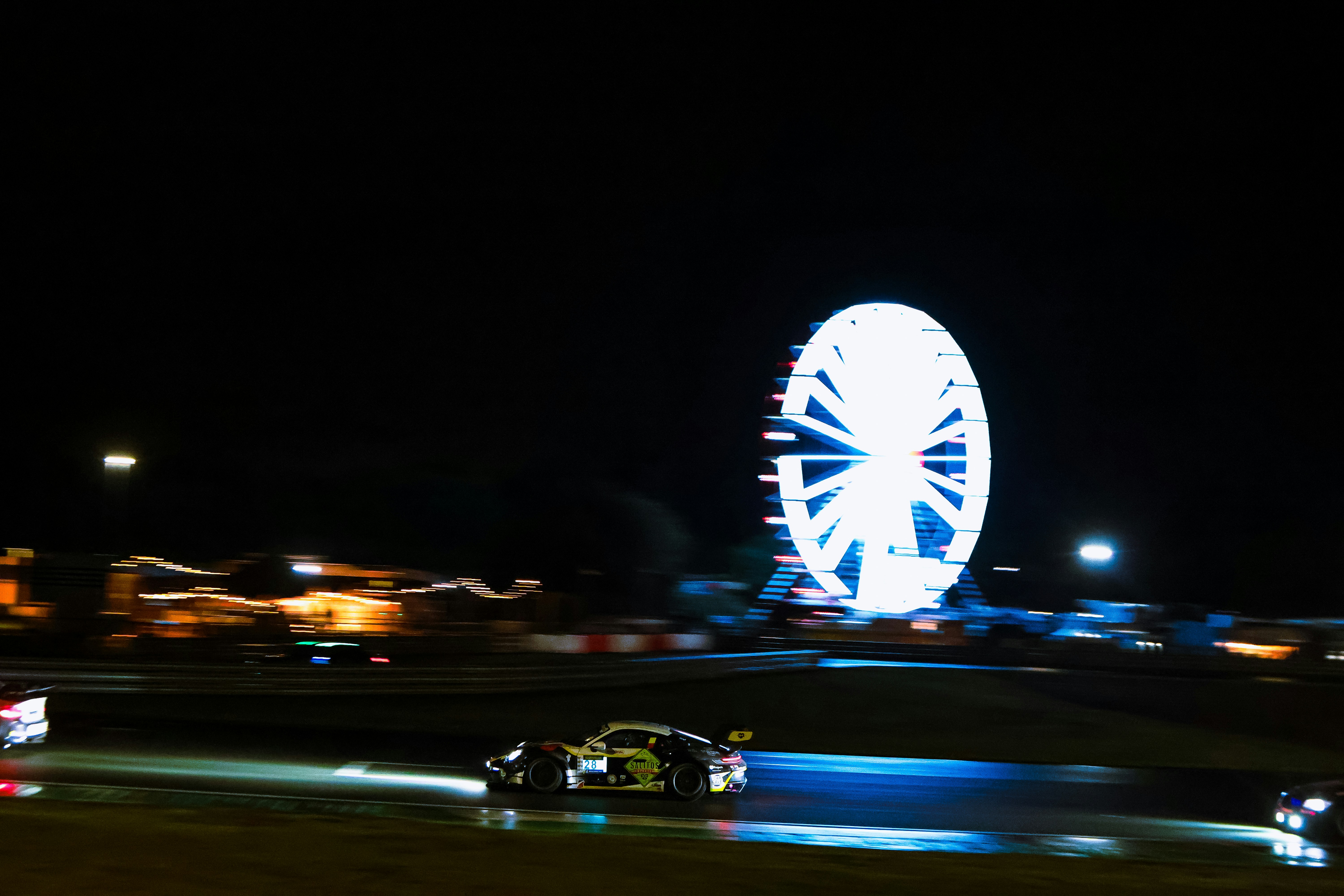 Monoplaza de Fórmula 1 bajo luces nocturnas en un circuito