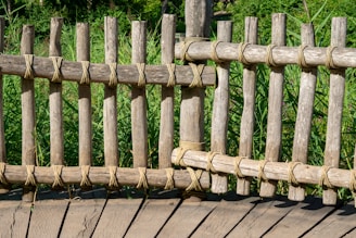 Естествена дървена ограда от трупи, изработена от Хеджи Уайлдър в Пловди