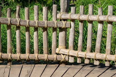 Естествена дървена ограда от трупи, изработена от Хеджи Уайлдър в Пловди