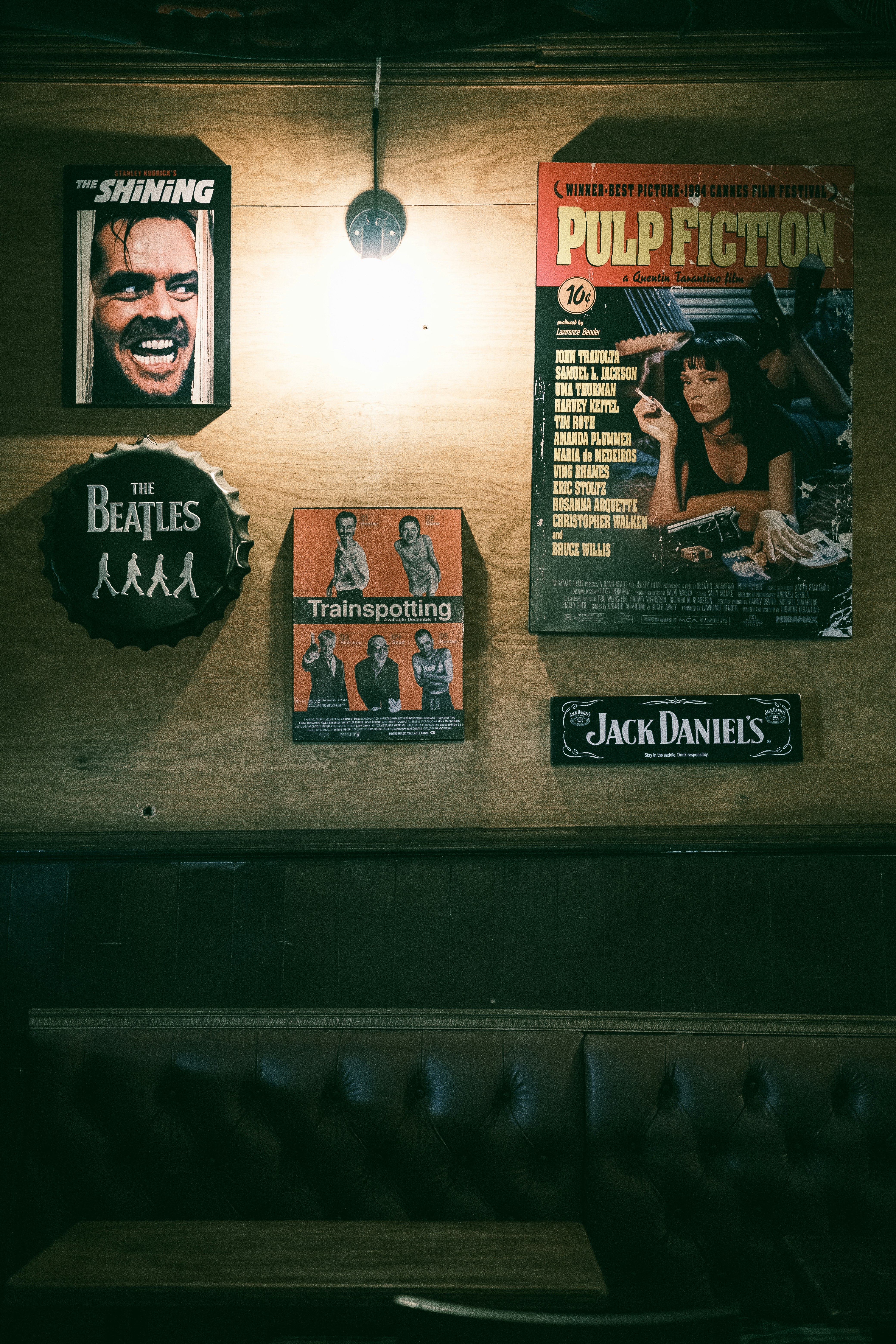 Uma parede com um monte de pôsteres