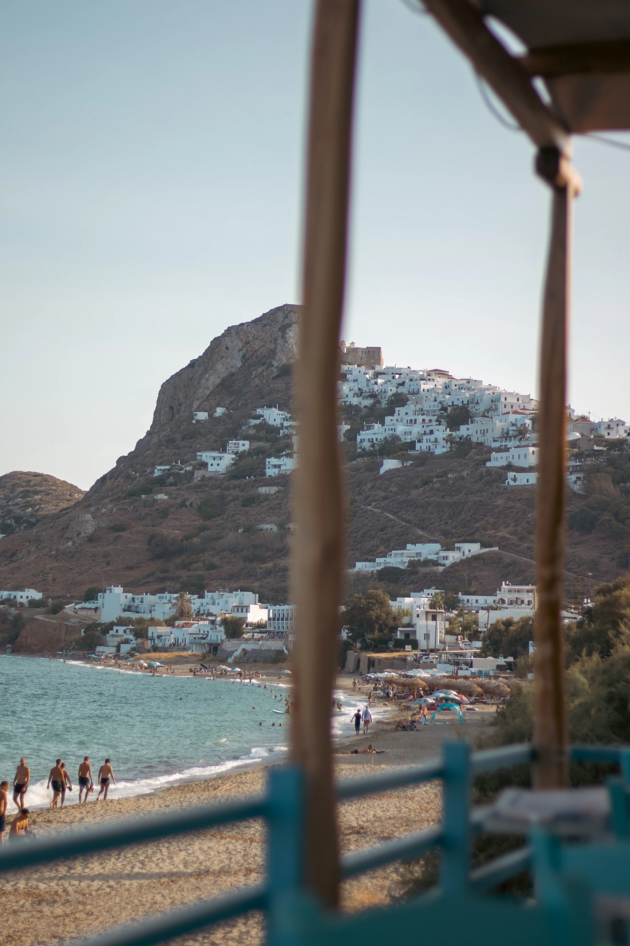 Η Χώρα, το λευκό χωριό της Σκύρου στον λόφο, από την παραλία από κάτω