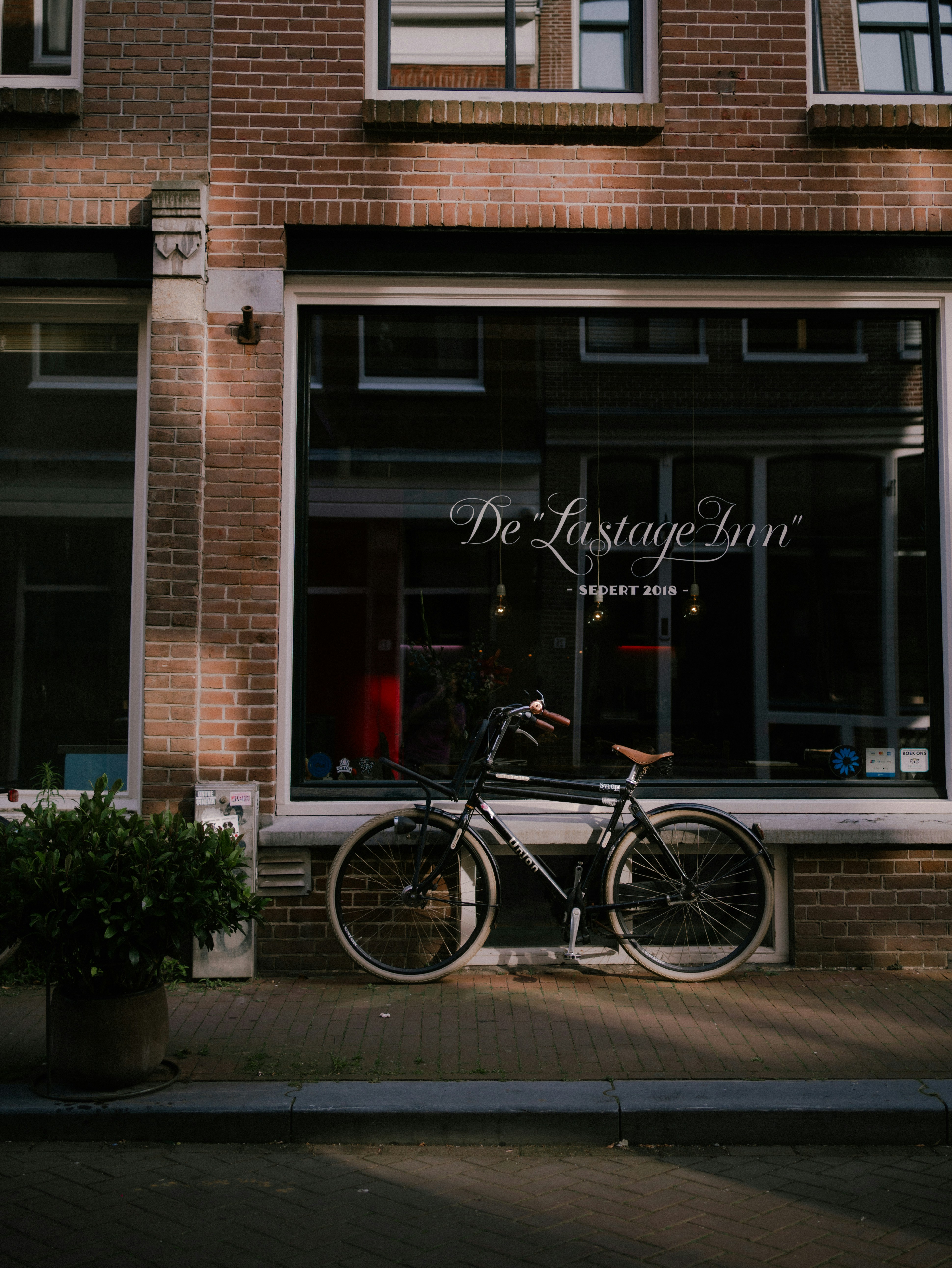 Ein Fahrrad, das vor einem Gebäude abgestellt ist