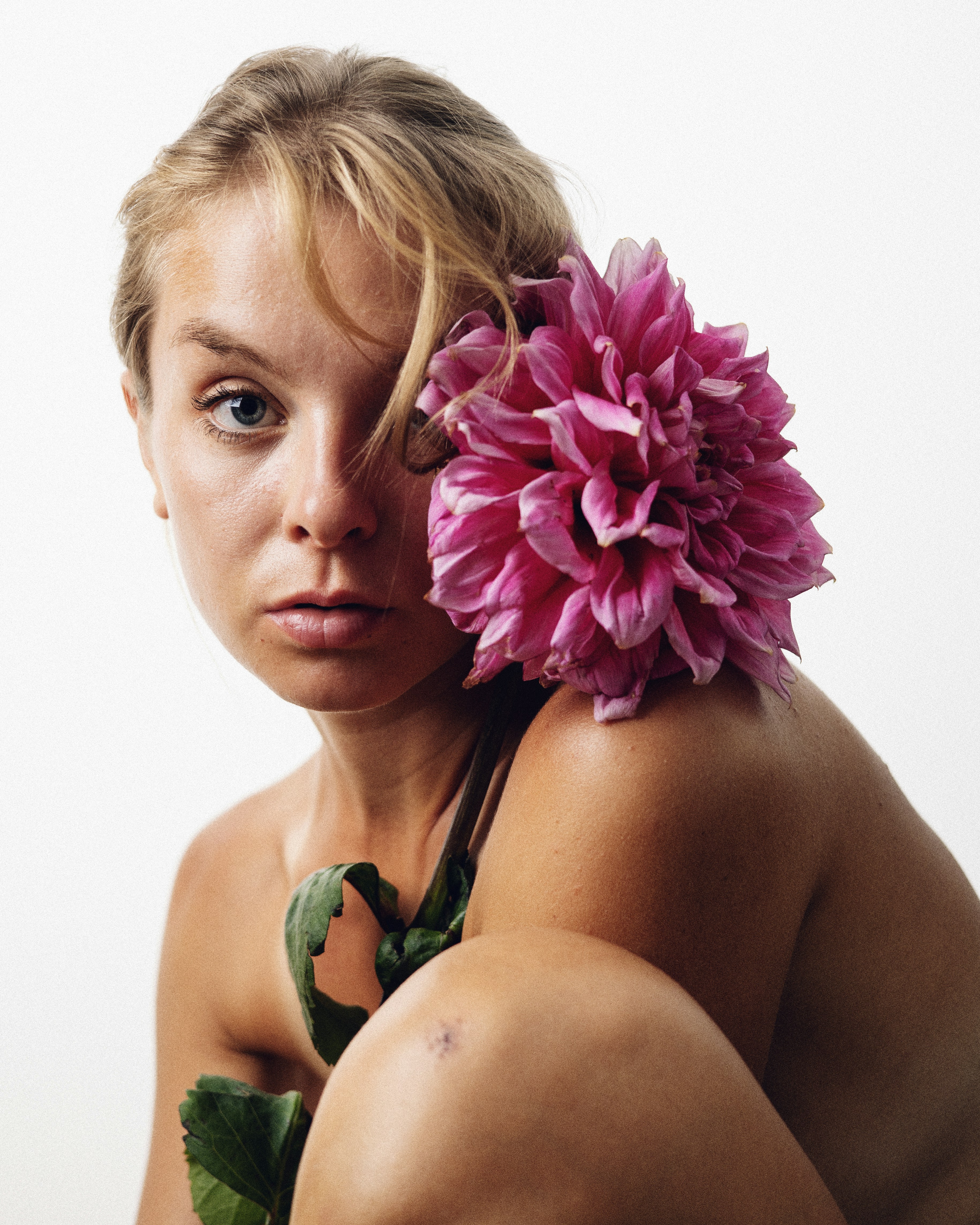 A woman with a flower in her hair photo – Free Blossom Image on Unsplash