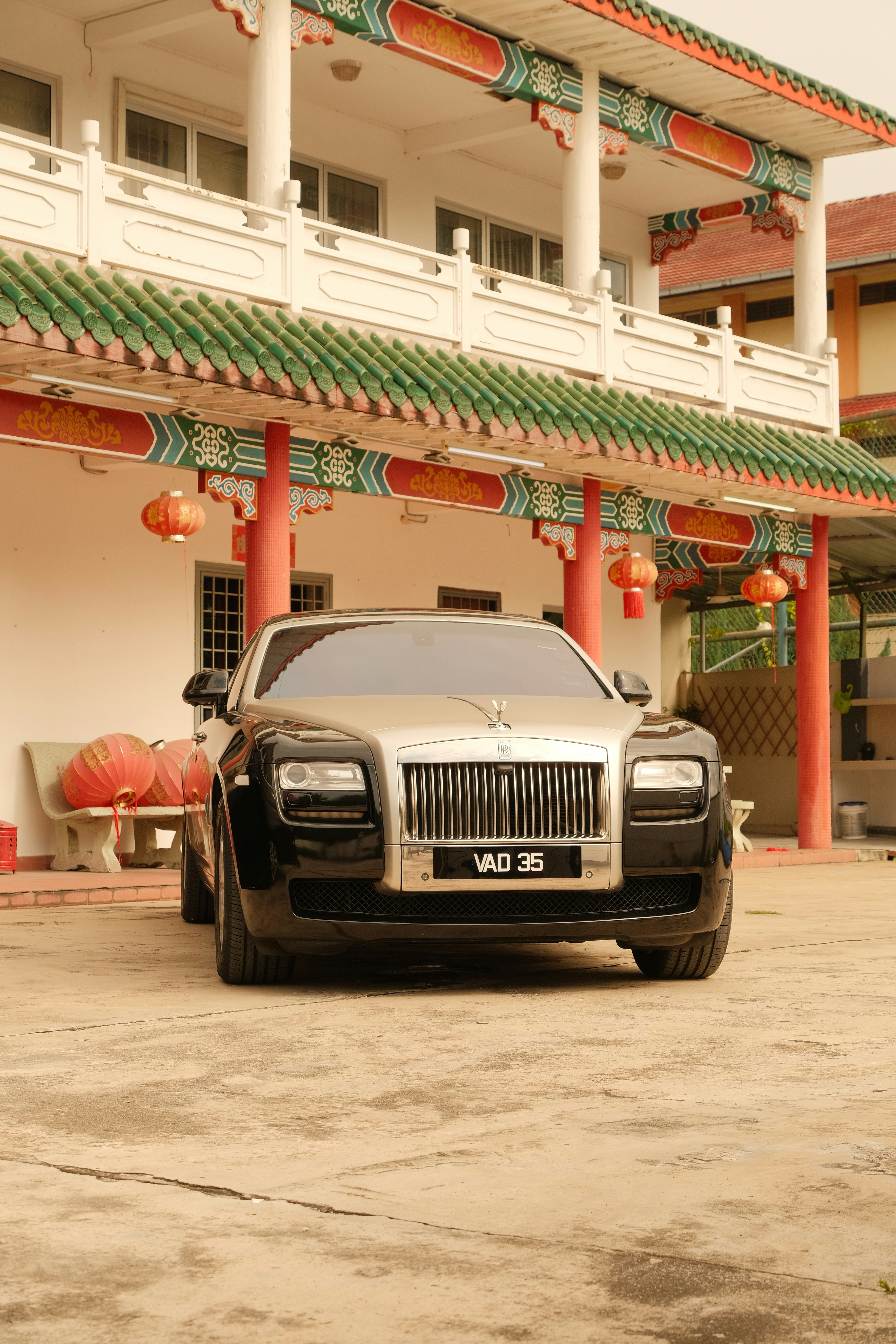 Une voiture garée devant un immeuble