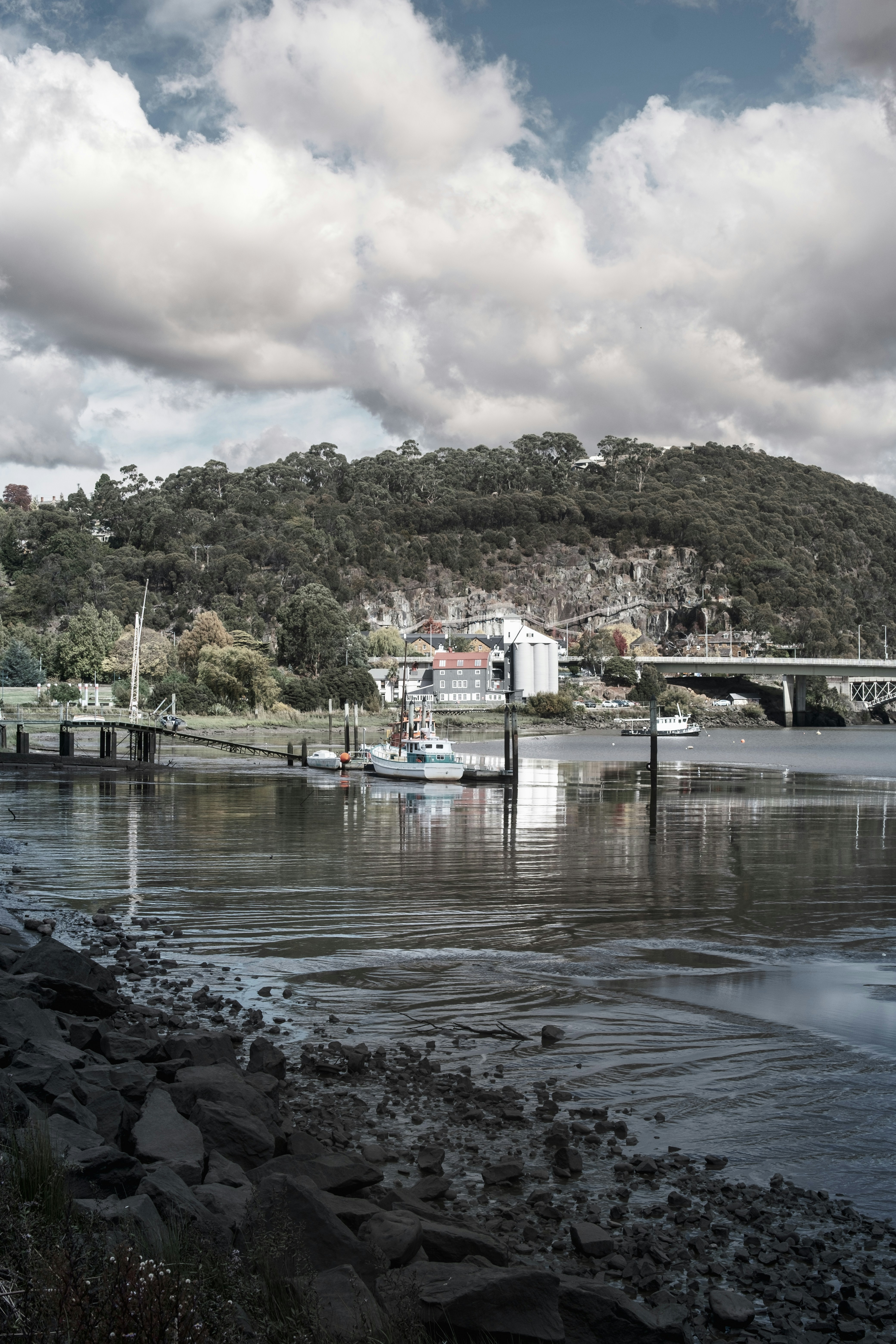 Ein Gewässer mit einer Brücke im Hintergrund