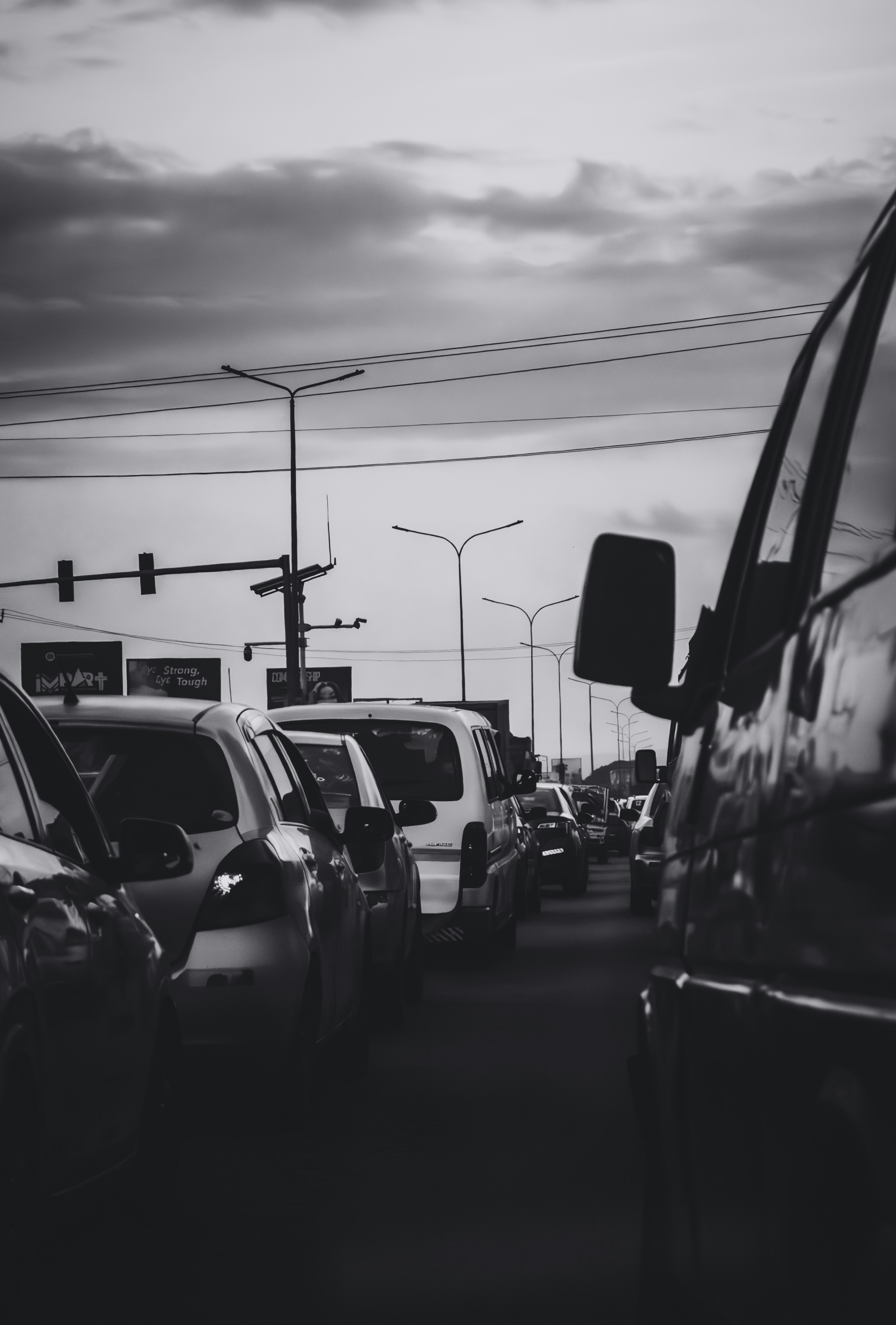 Ein Schwarz-Weiß-Foto einer Straße voller Autos