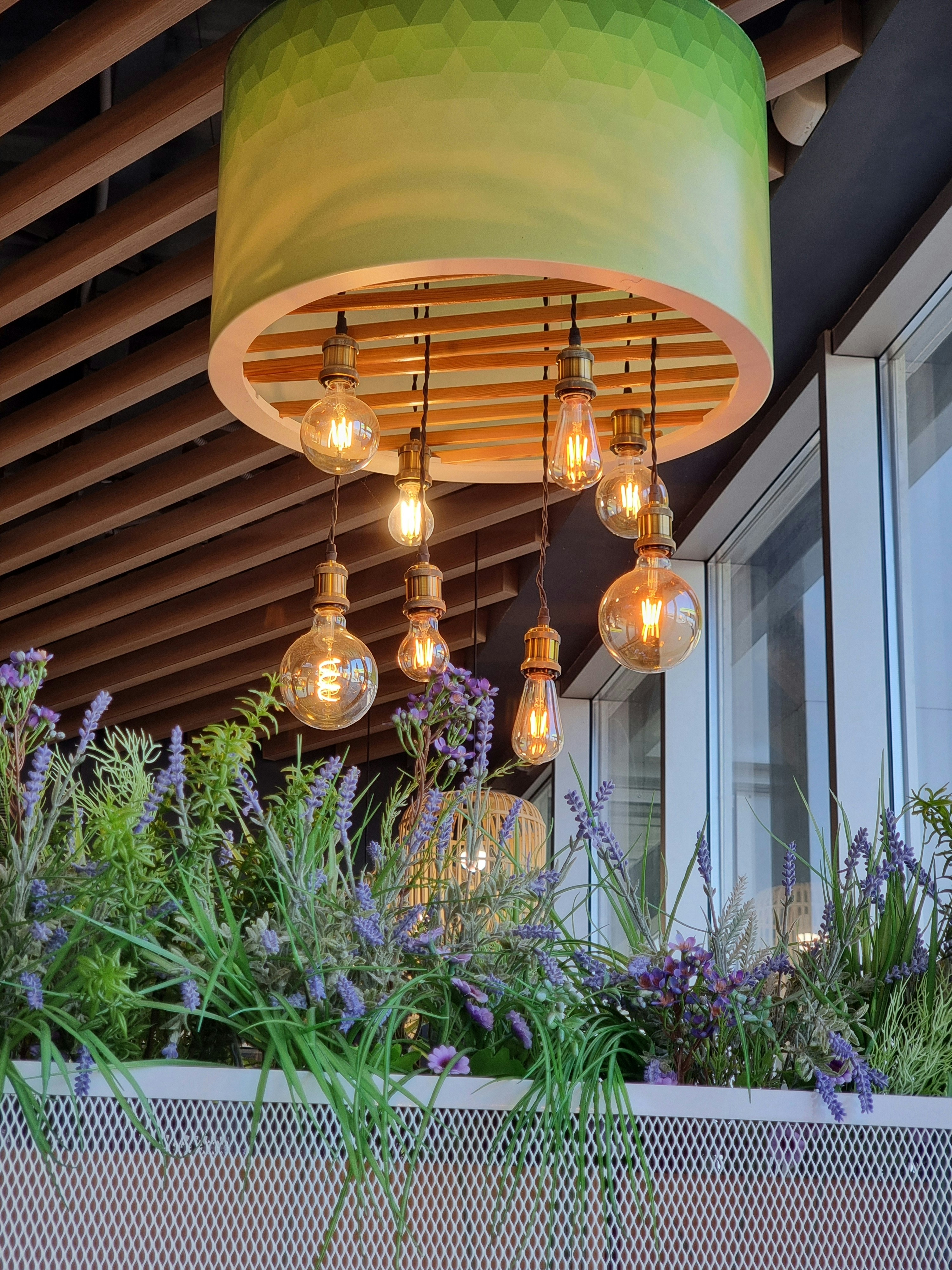 木製の天井からぶら下がっている緑色のランプ