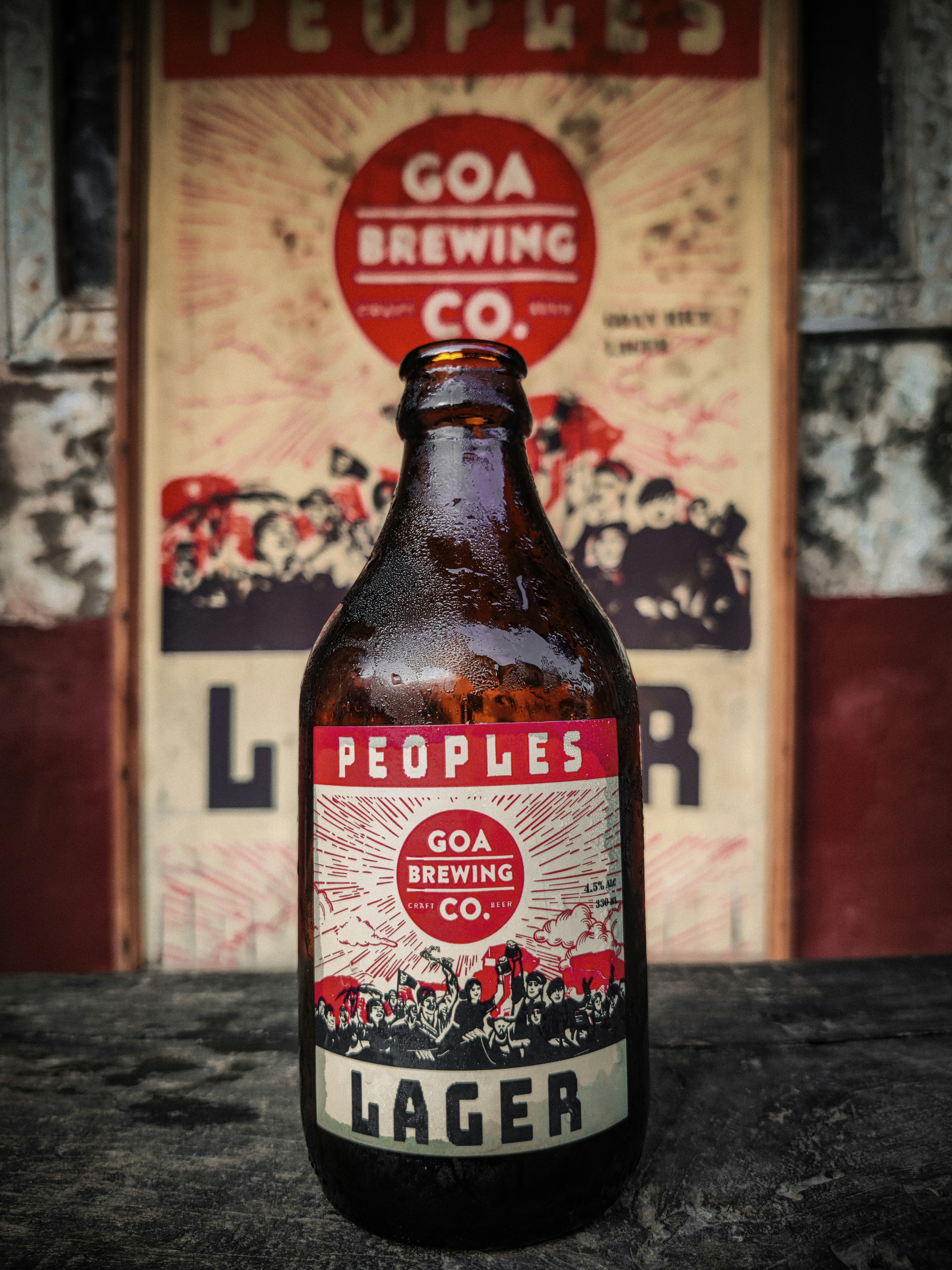 木製のテーブルの上に座っているビール瓶