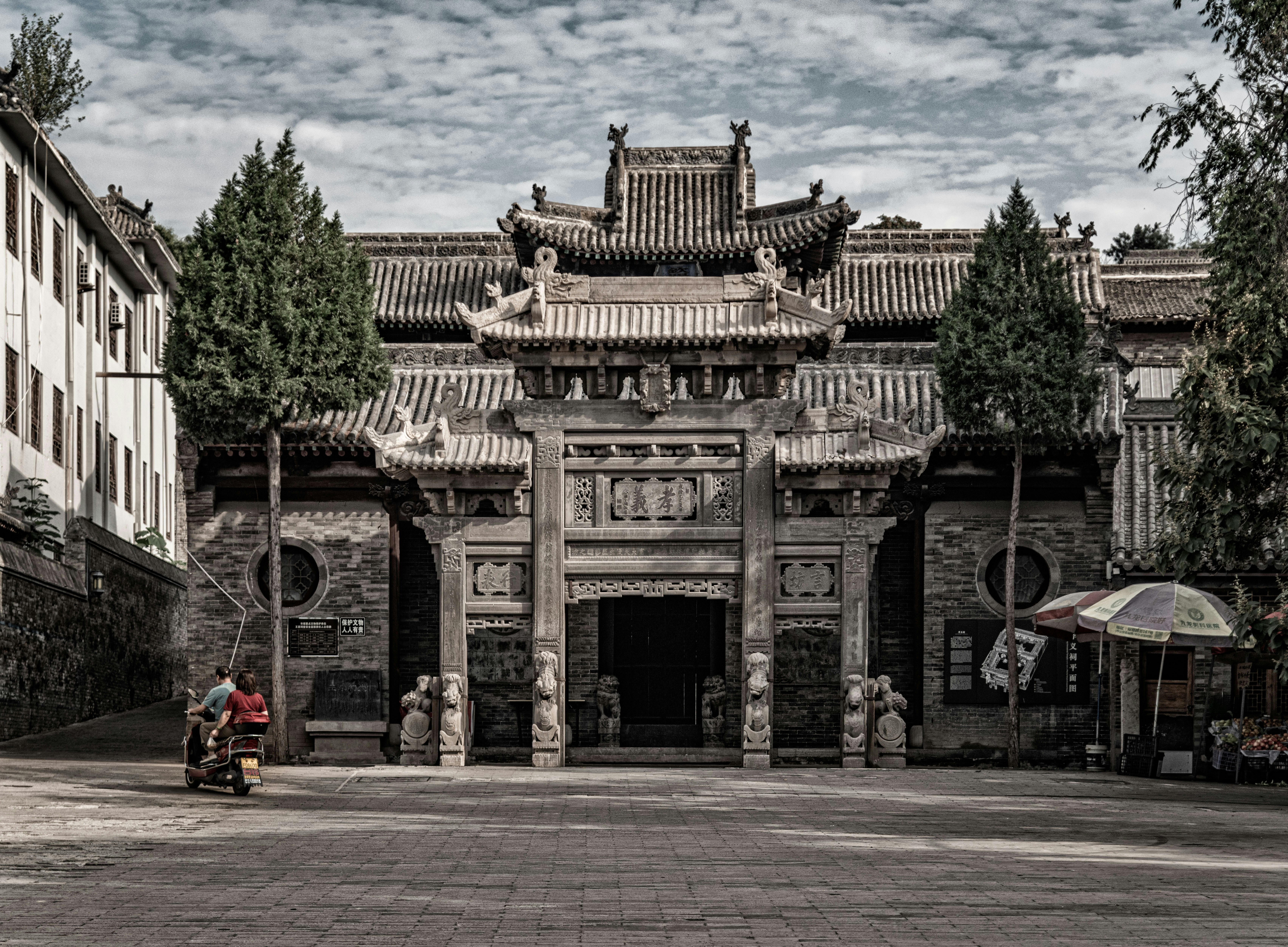 建物の前でバイクに乗っている人