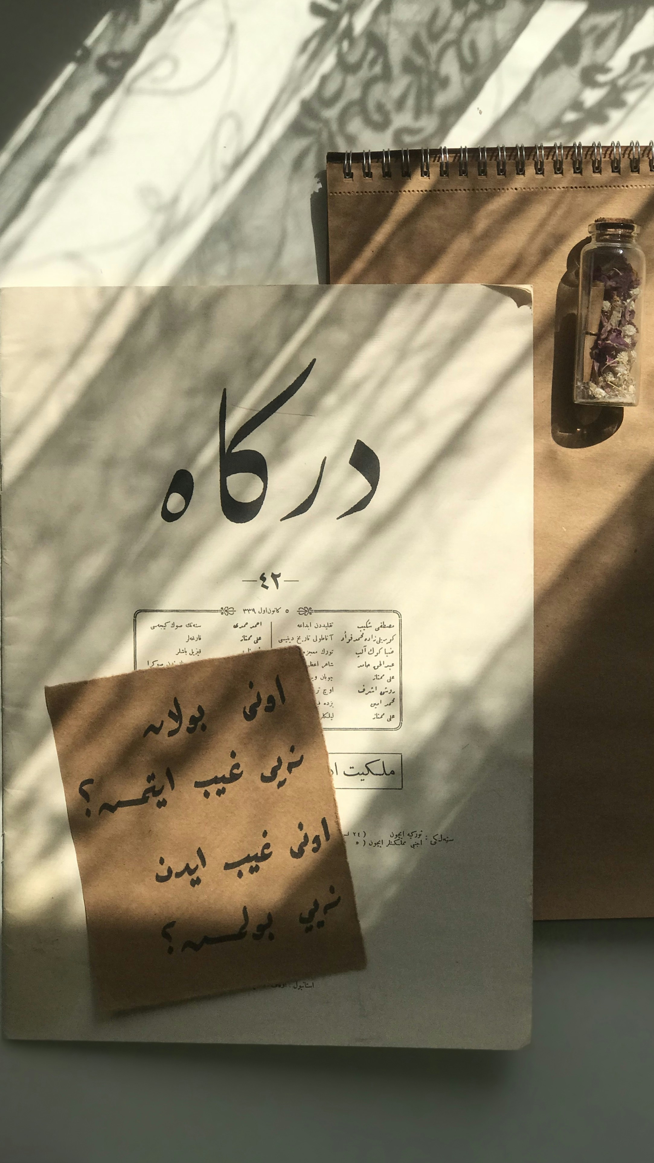 Dua buku catatan dengan tulisan Arab di atasnya