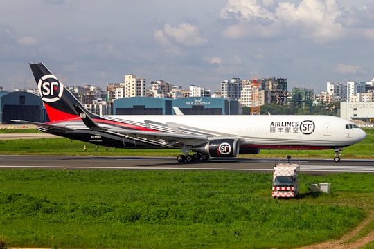 A large jetliner sitting on top of an airport runway