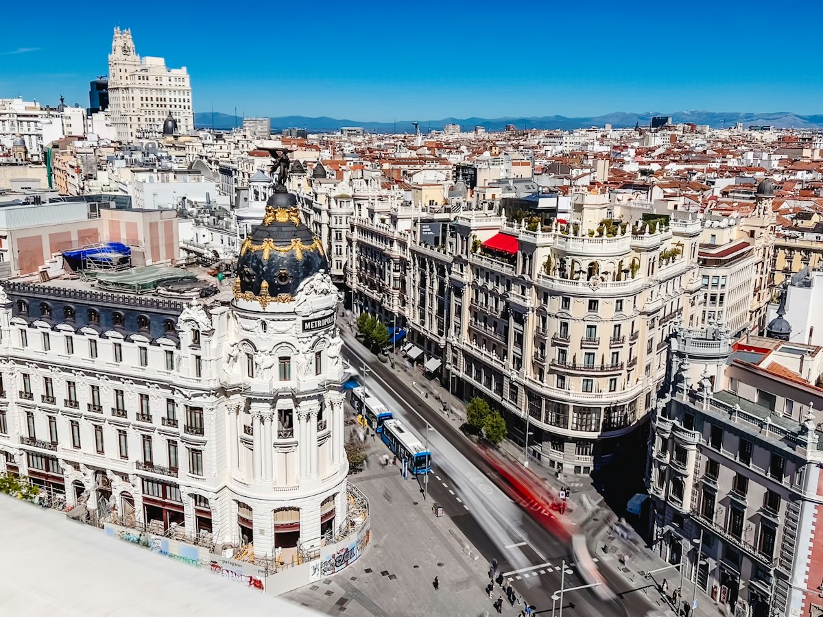 Vista de la Gran Vía de Madrid desde una azotea