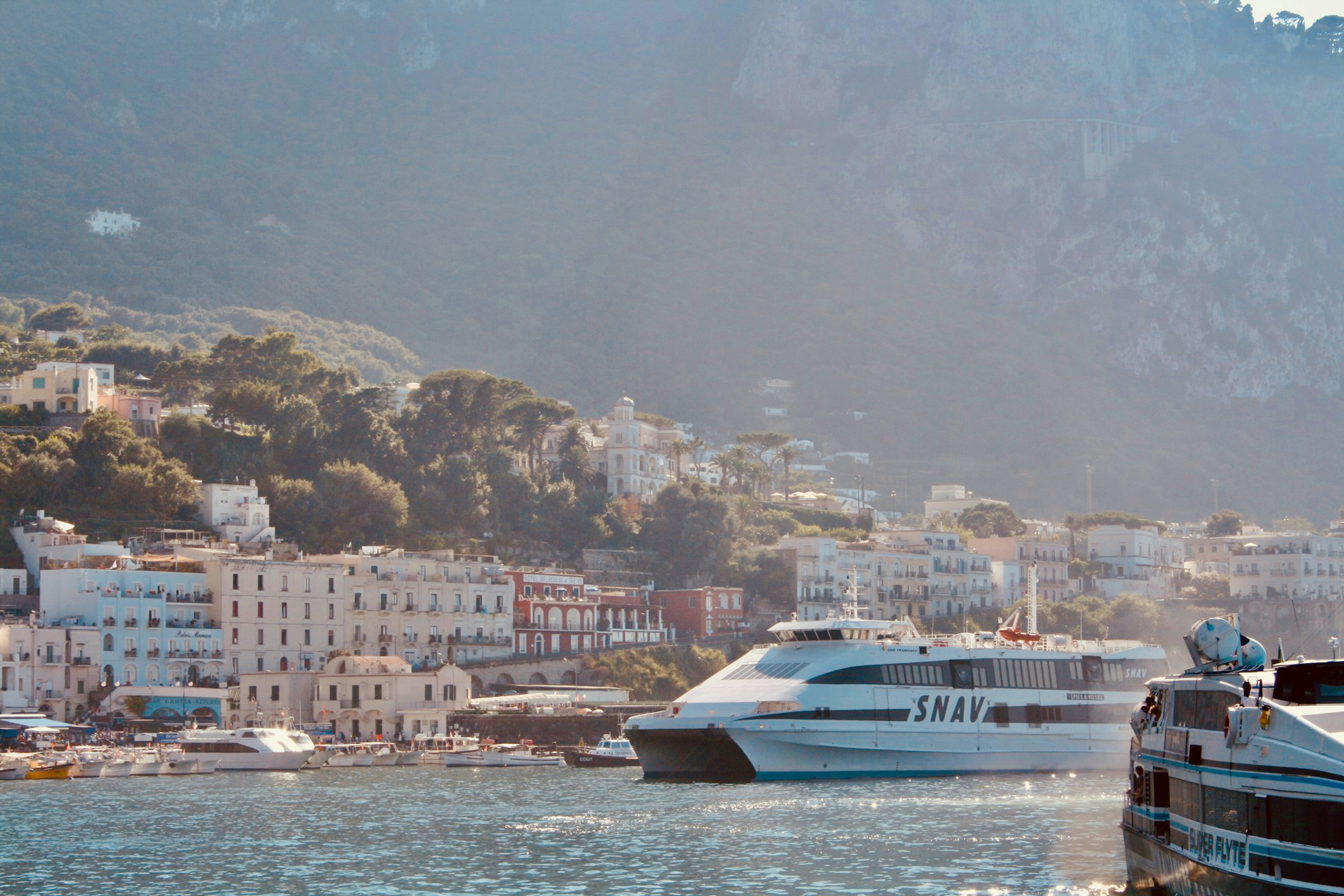 Un paio di barche che sono in acqua