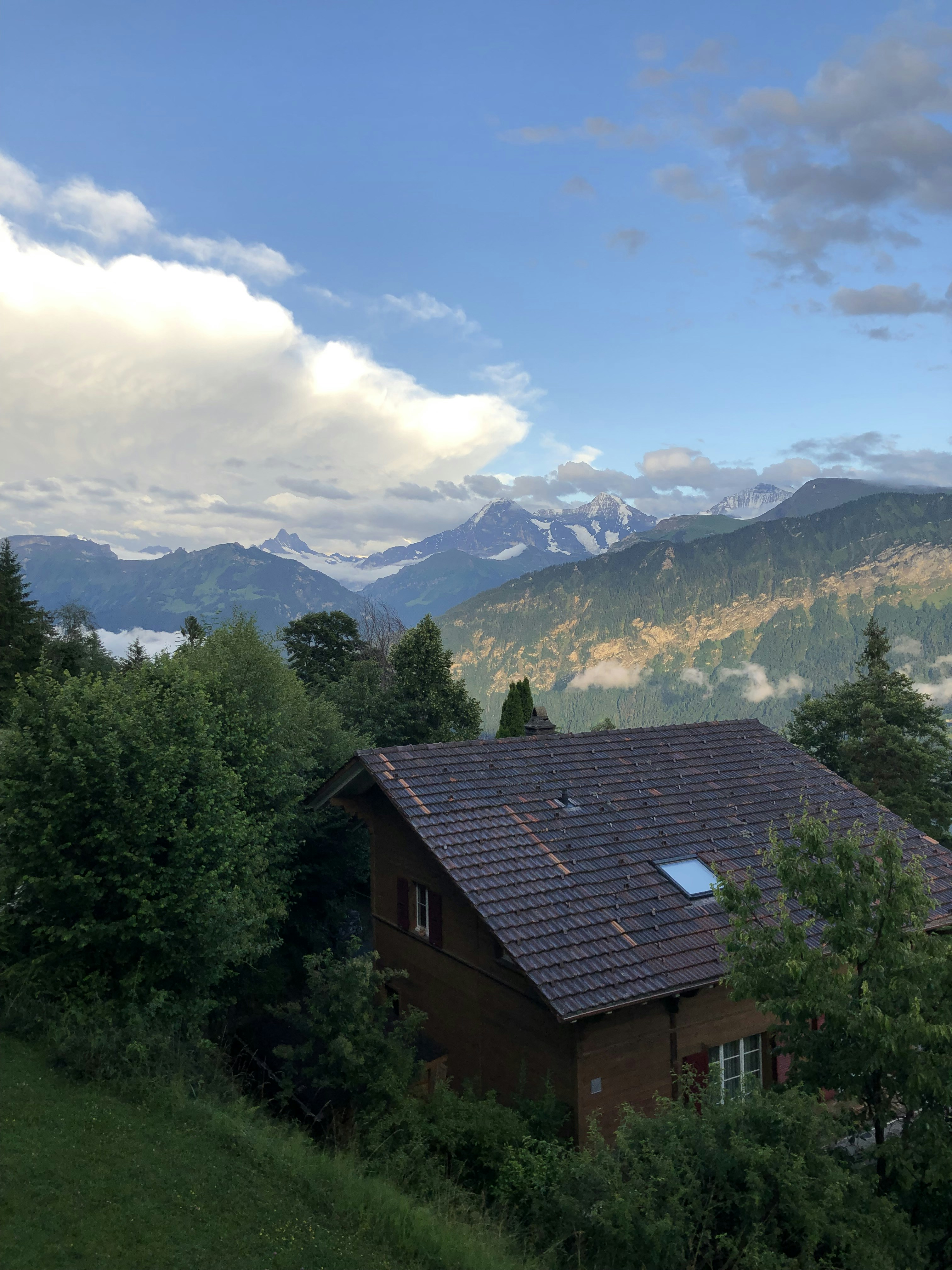 Ein Haus auf einem Hügel mit Blick auf die Berge