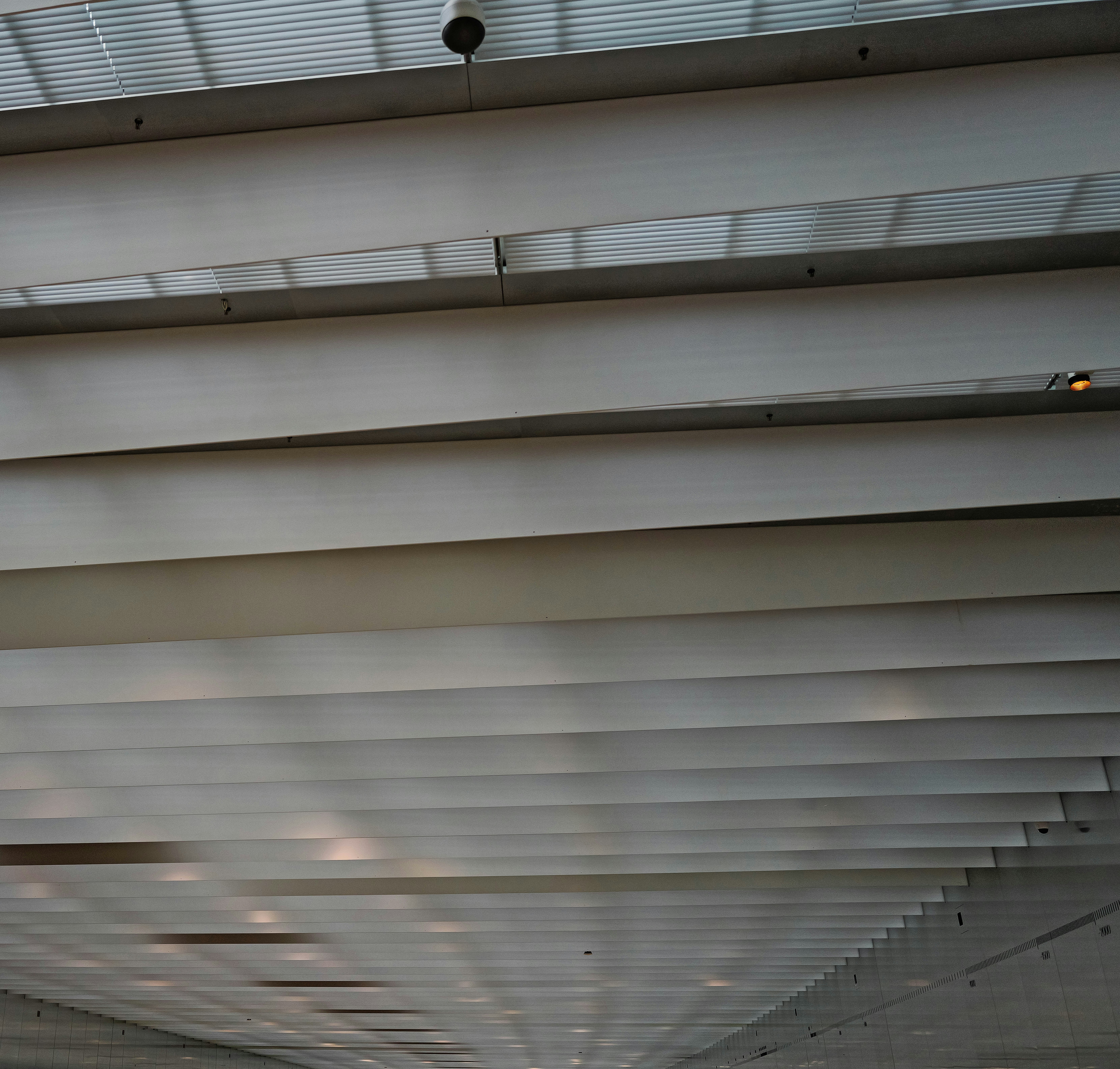 Un largo pasillo con una claraboya encima