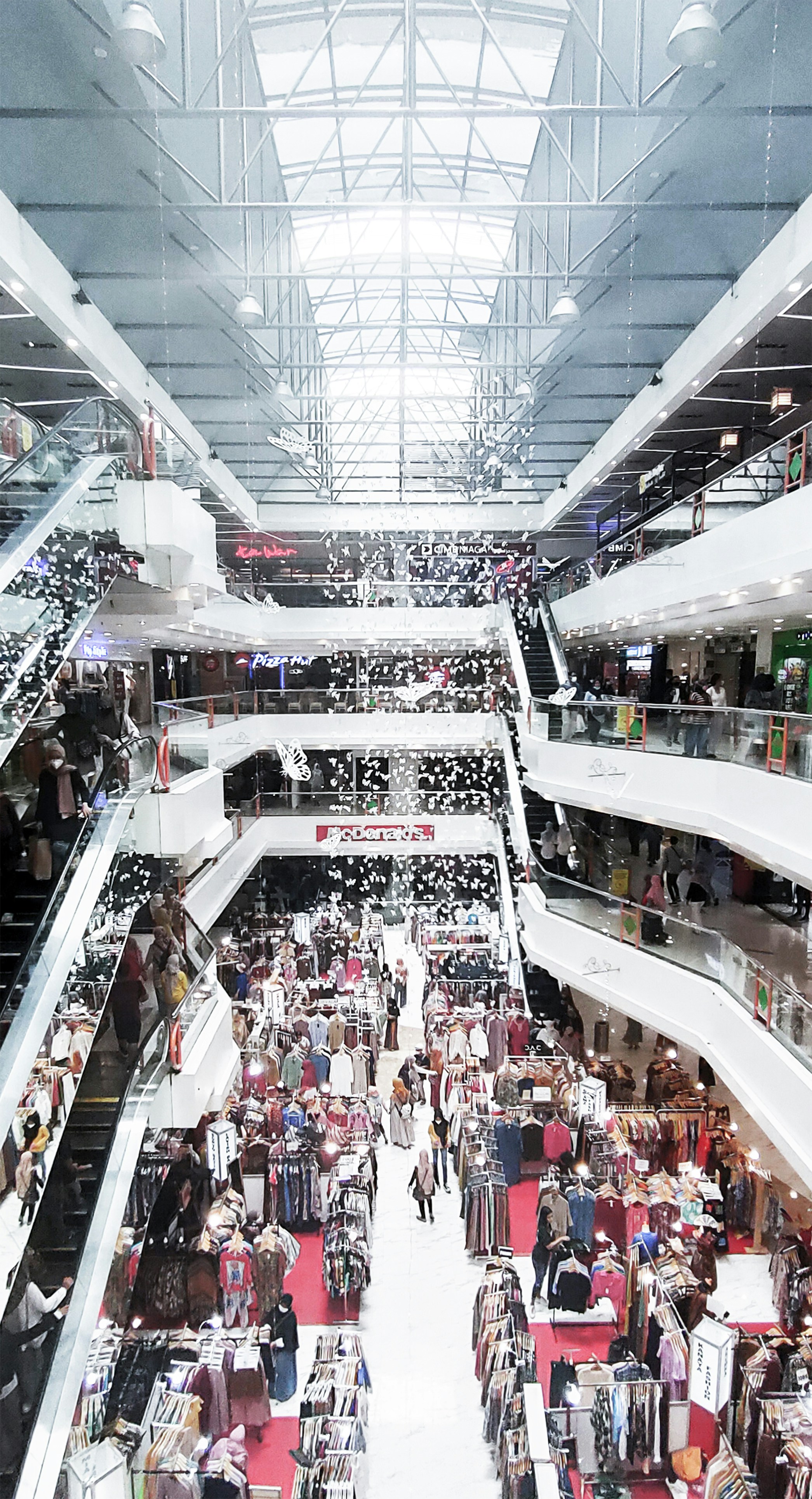Pessoas passeando em um shopping, representando a experiência de compra integrada