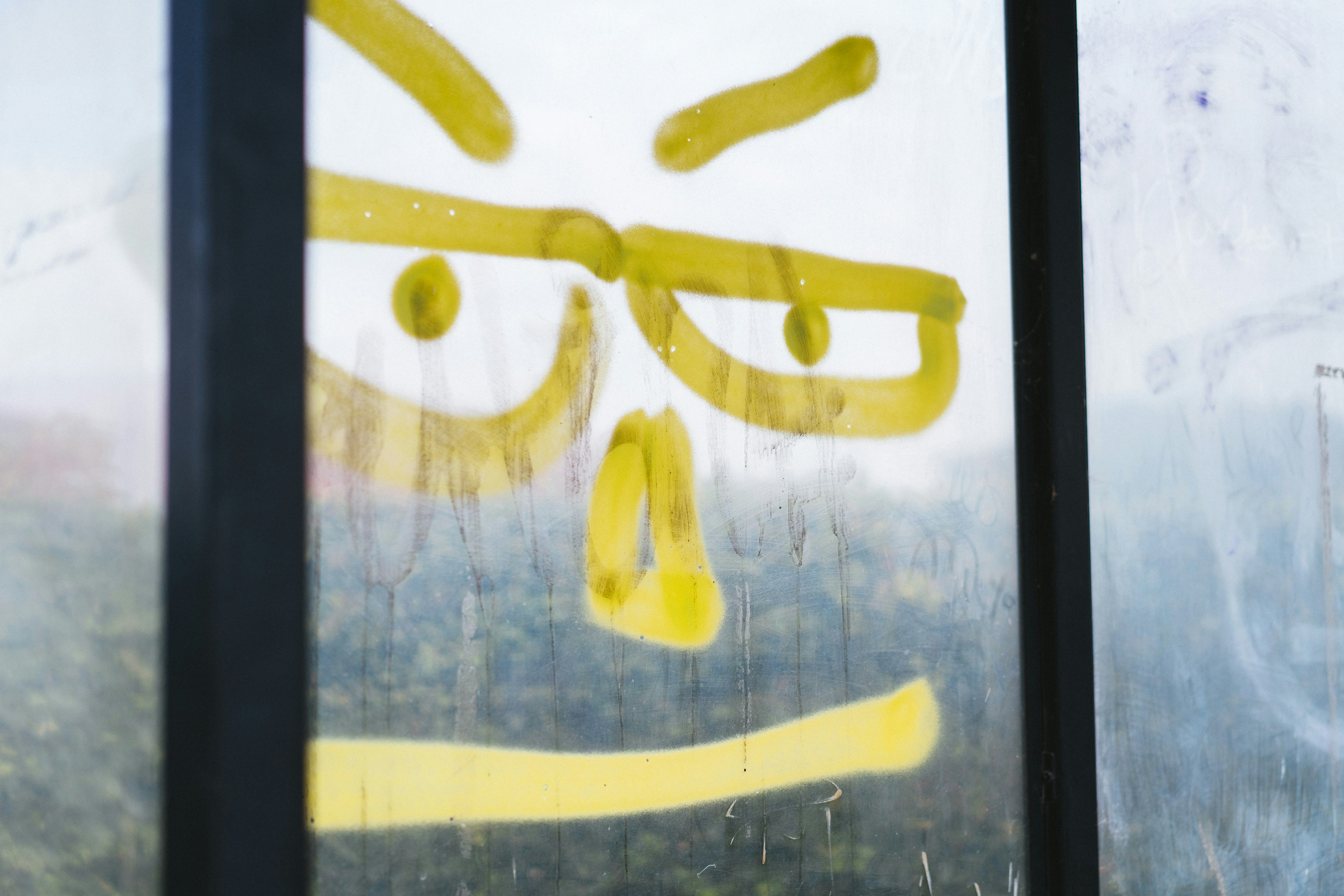 Nahaufnahme eines Fensters mit einem Schild darauf