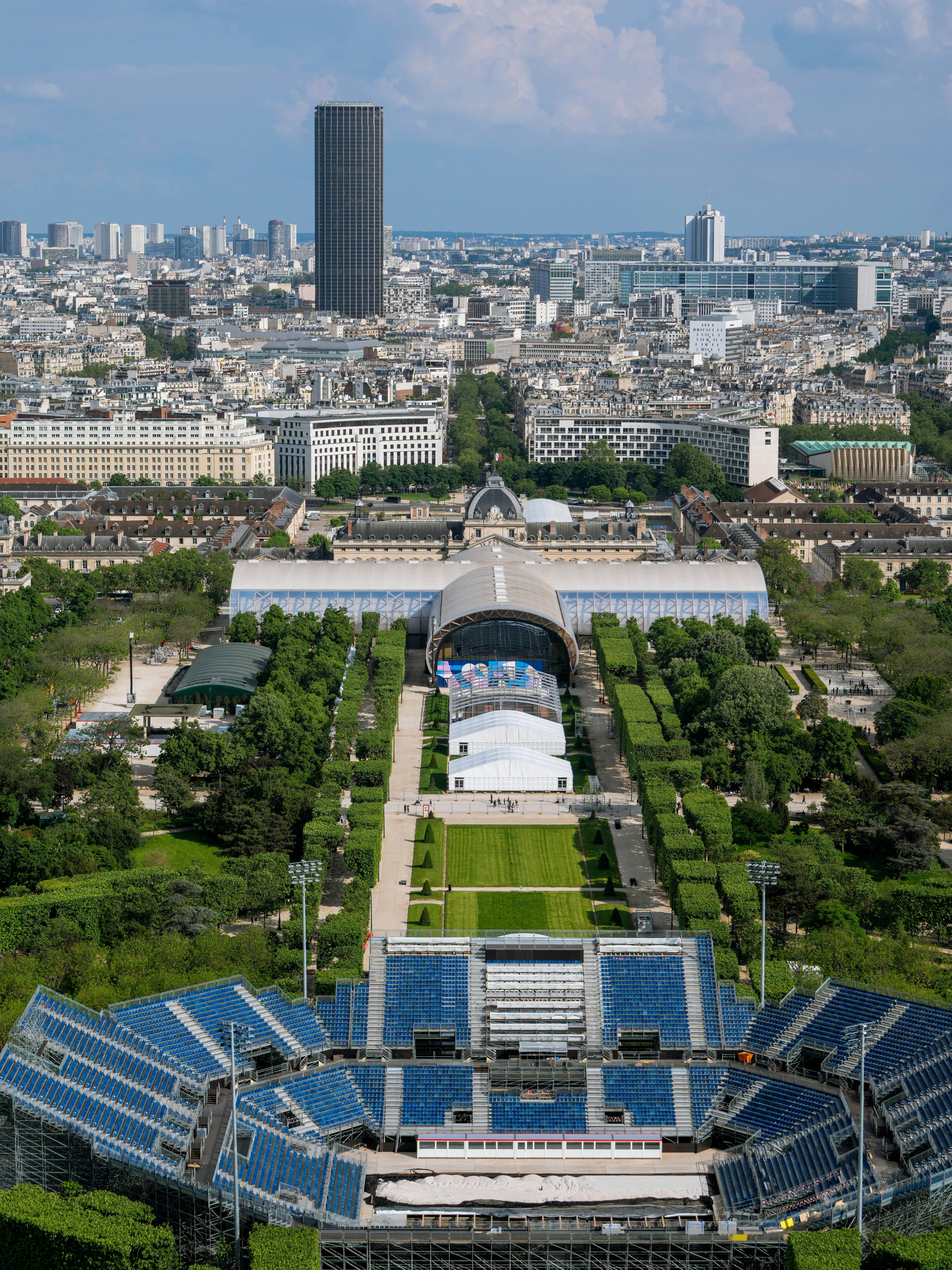 도시에 있는 테니스 코트의 조감도