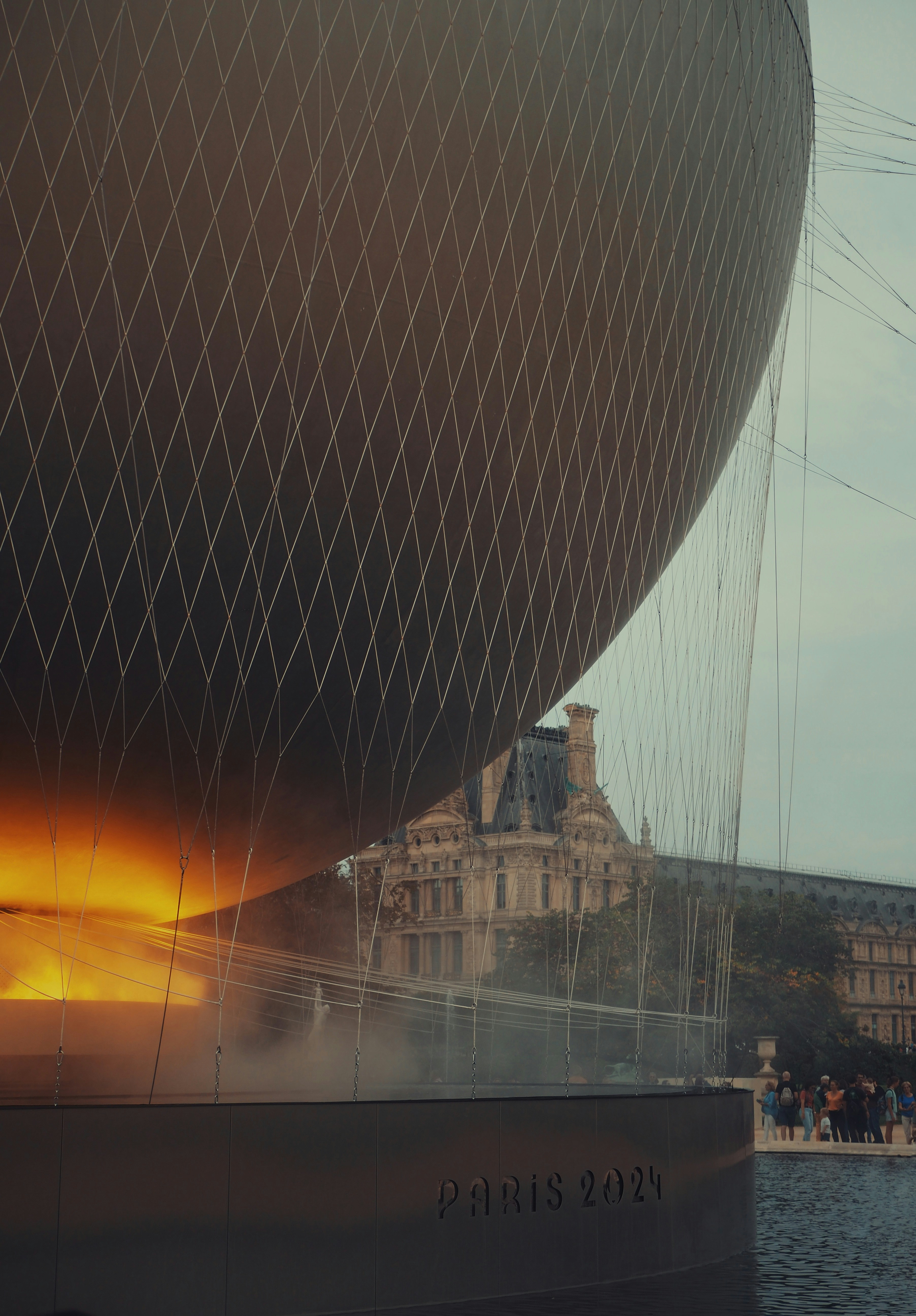 연기가 많이 나오는 큰 건물